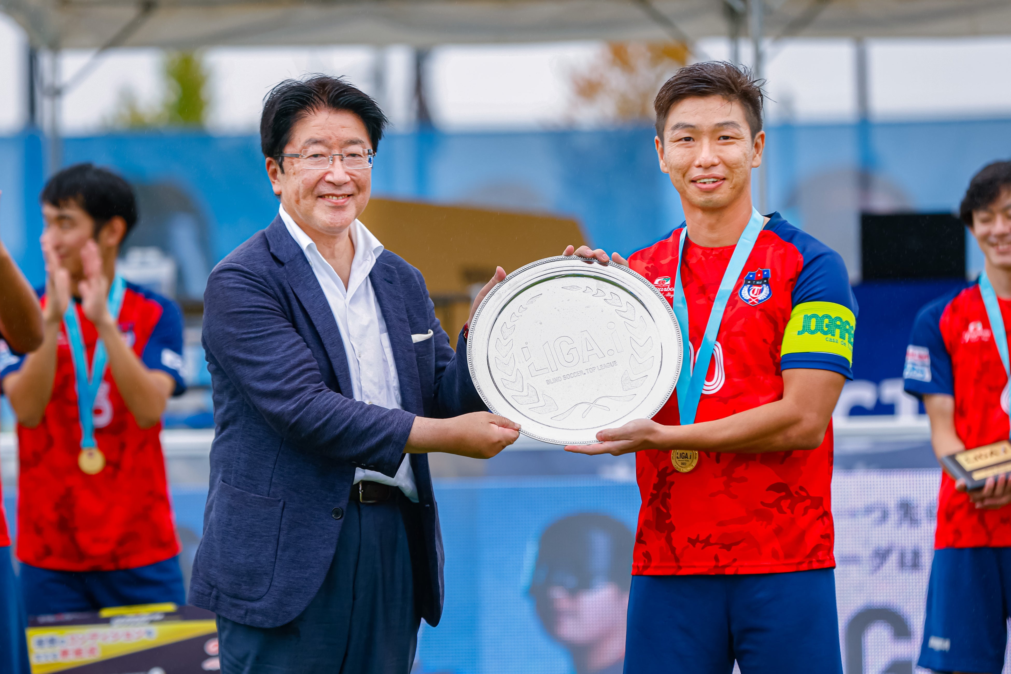 優勝した埼玉T.Wingsへ優勝銀皿の授与 🄫H.Wanibe／JBFA