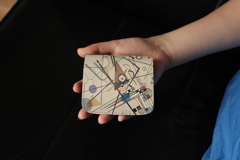 革×アート。抽象画の名作が手のひらサイズの「ミニ財布」に