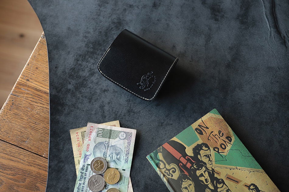 革の王様「ブライドルレザー」でつくった大人のためのミニマルな革財布