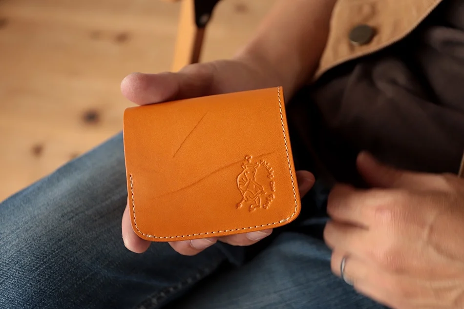 傷があるのが”ほんまもんの革。”一点モノの傷、トラが楽しめる「勲章