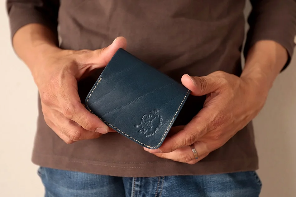 傷があるのが”ほんまもんの革。”一点モノの傷、トラが楽しめる「勲章