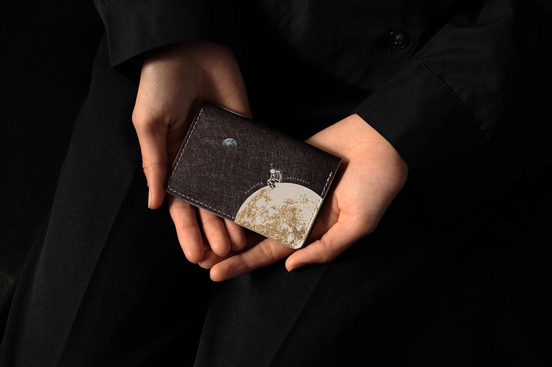 満月の夜、ポケットに月を。「月面着陸」本革名刺ケースが、11月5日