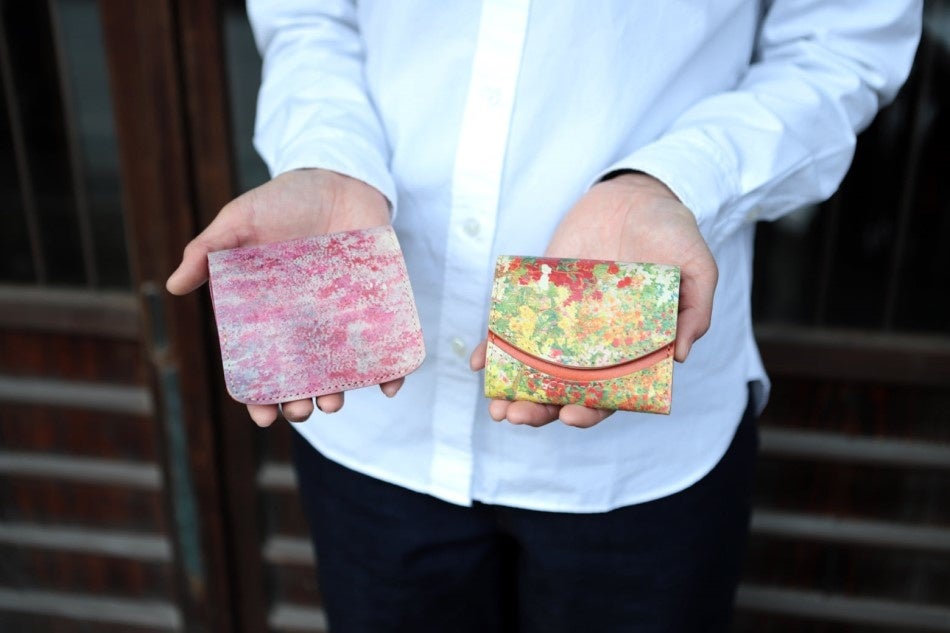 働くお母さんはアーティスト 自分らしく好きを仕事にする 日本画家 三鑰彩音 と初コラボ 美しい 花々のミニ財布は 母の日の贈り物にもぴったりです 小さいふ クアトロガッツのプレスリリース 働くお母さんはアーティスト 自分らしく好きを仕事にする 日本画家 三鑰彩音 と初コラボ 美しい 花々のミニ財布は 母の日の贈り物にもぴったりです 小さいふ クアトロガッツのプレスリリース