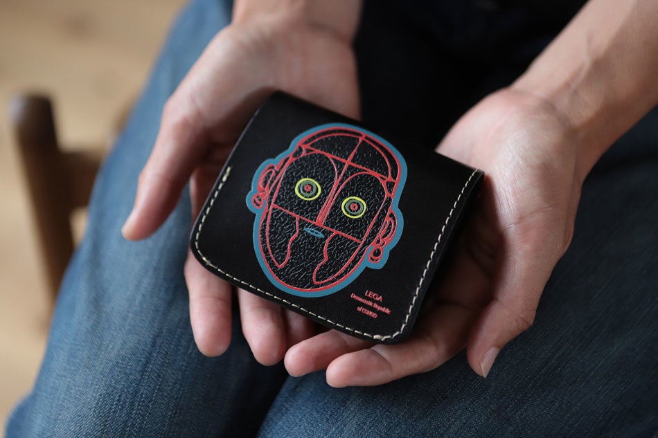 アフリカ好きにはたまらない ピカソや岡本太郎 も愛した アフリカの仮面 がお財布に 売り上げの10 はノーベル平和賞受賞のムクウェゲ医師と パンジ病院の活動のサポートに使われます 小さいふ クアトロガッツのプレスリリース