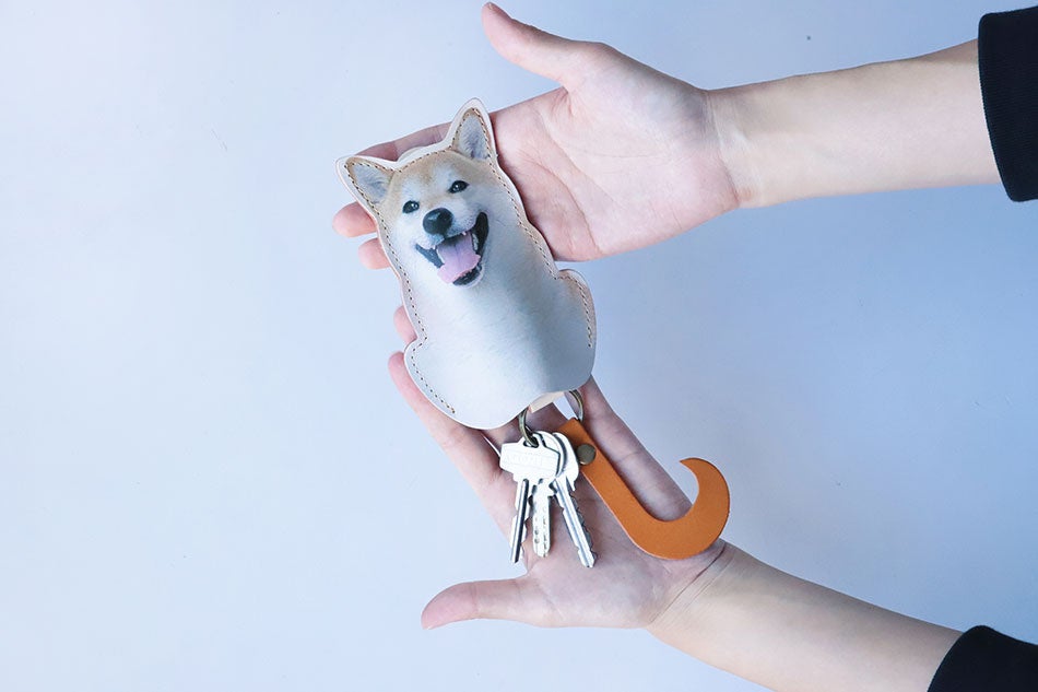 犬派ユーザーの声が商品化。うちのワンコがキーケース に!スマホの写真でつくるオリジナルレザーアイテムが11月1日”犬の日”に登場。|小さいふ。クアトロガッツのプレスリリース 犬派ユーザーの声が商品化。うちのワンコがキーケース に!スマホの写真でつくるオリジナルレザーアイテムが11月1日”犬の日”に登場。|小さいふ。クアトロガッツのプレスリリース