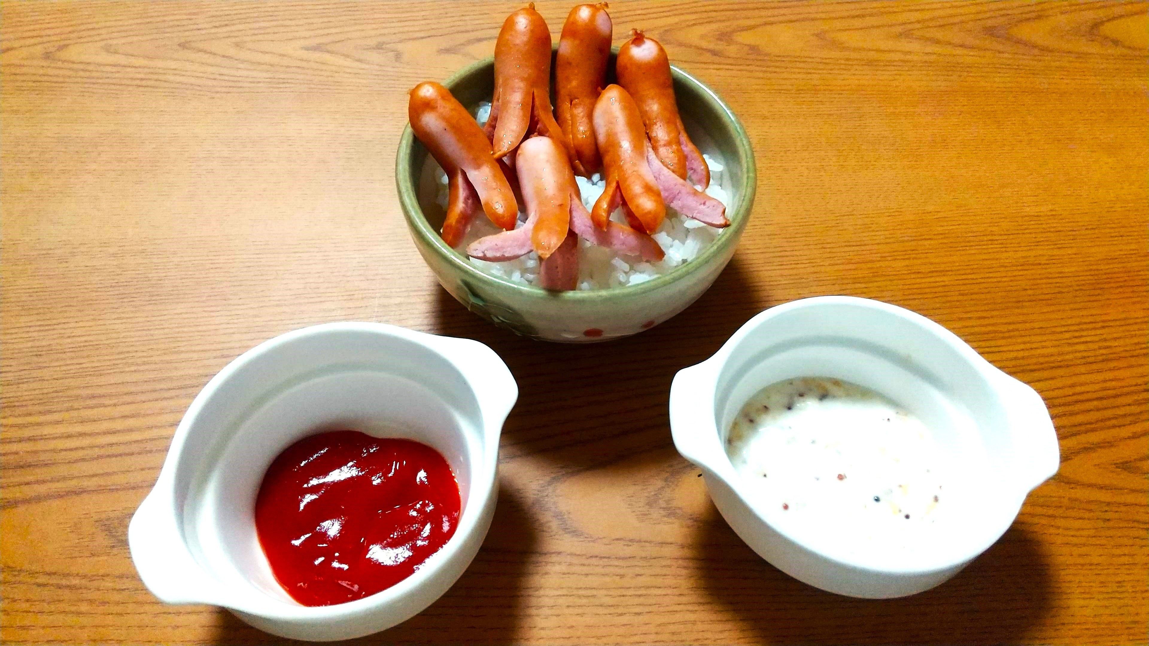 「ケチャップカレーソース」と「ヨーグルトマスタードソース」の2種で飽きずに楽しめるスペシャルなウインナー丼！