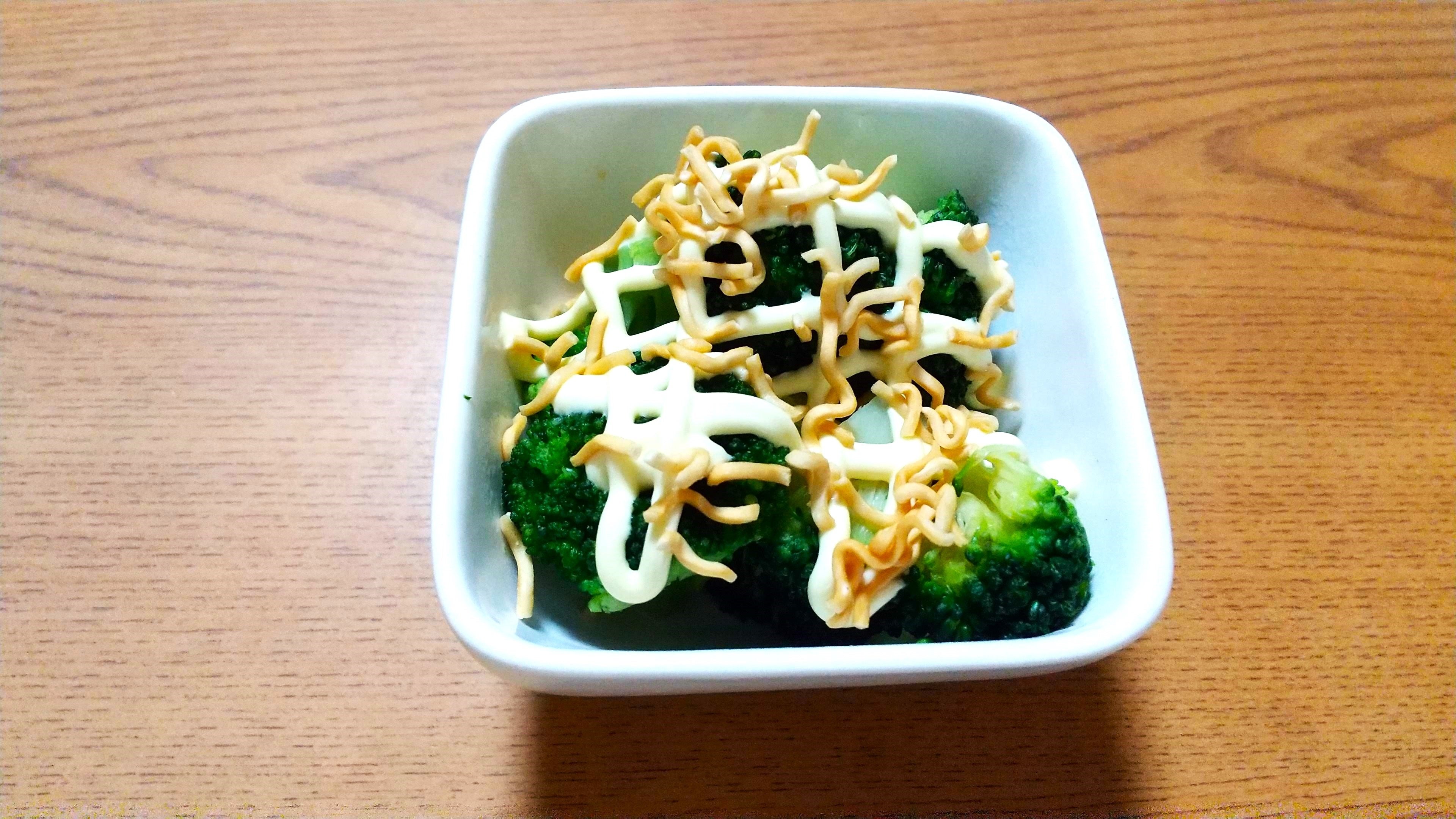 マヨネーズをかけたブロッコリーに「ラーメン風スナック」を足して、新たな味わいに！