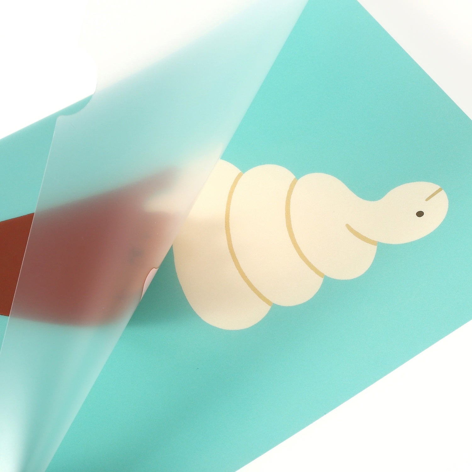 紙を挟むとクマとヘビがバラバラに！