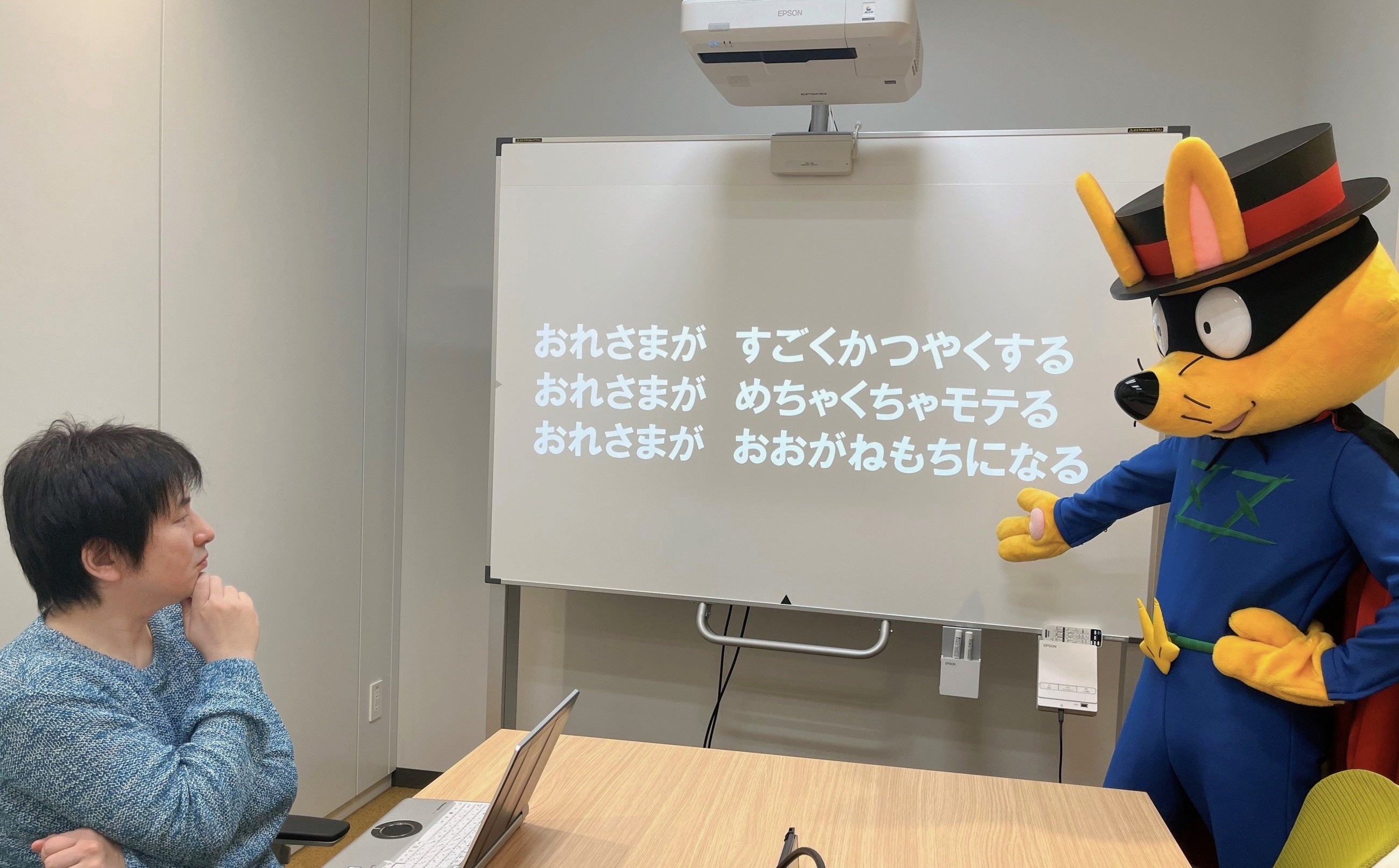 ▲『ナゾロリ』企画会議の一場面。ゾロリ（右）のプレゼン内容に戸惑う岐部さん（左）。