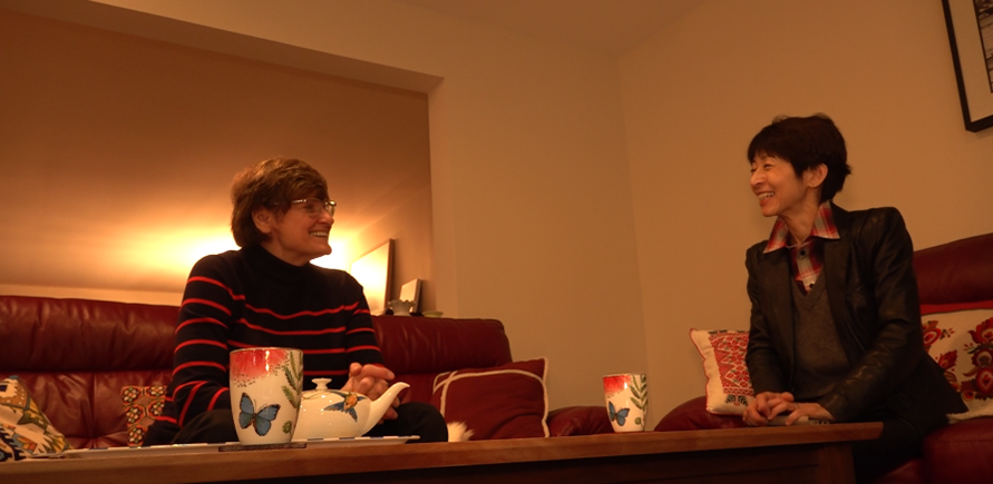 カリコ氏（左）と著者。カリコ氏の自宅にて。