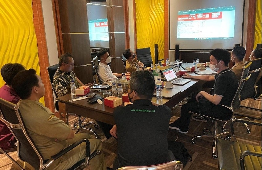 カンジュルハンマラン総合病院、HI社メンバーとプロジェクトについて議論