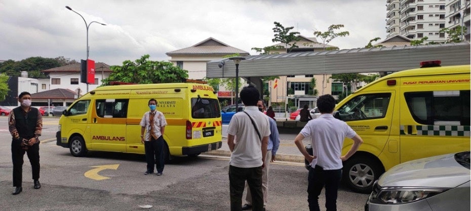 マラヤ大学医療センターで救急車出動のオペレーションについて視察。