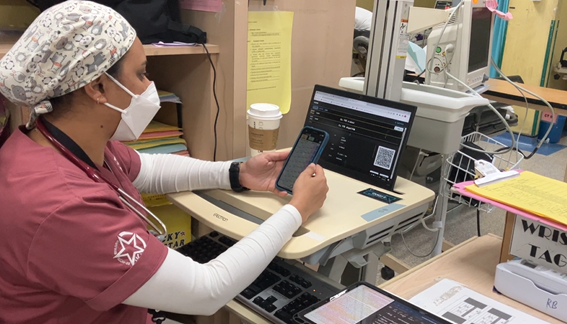 救急外来向けデータプラットフォームNSERで看護師が患者情報を確認