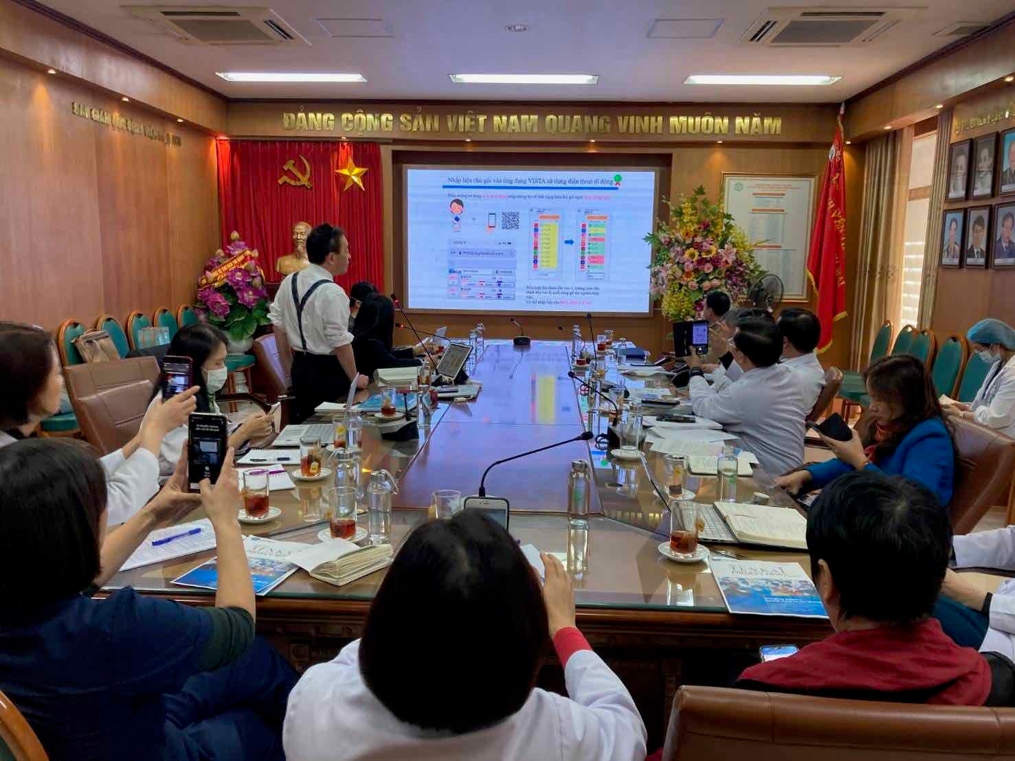 Bác sĩ Okamoto (NCGM) giải trình tại một bệnh viện ở Việt Nam