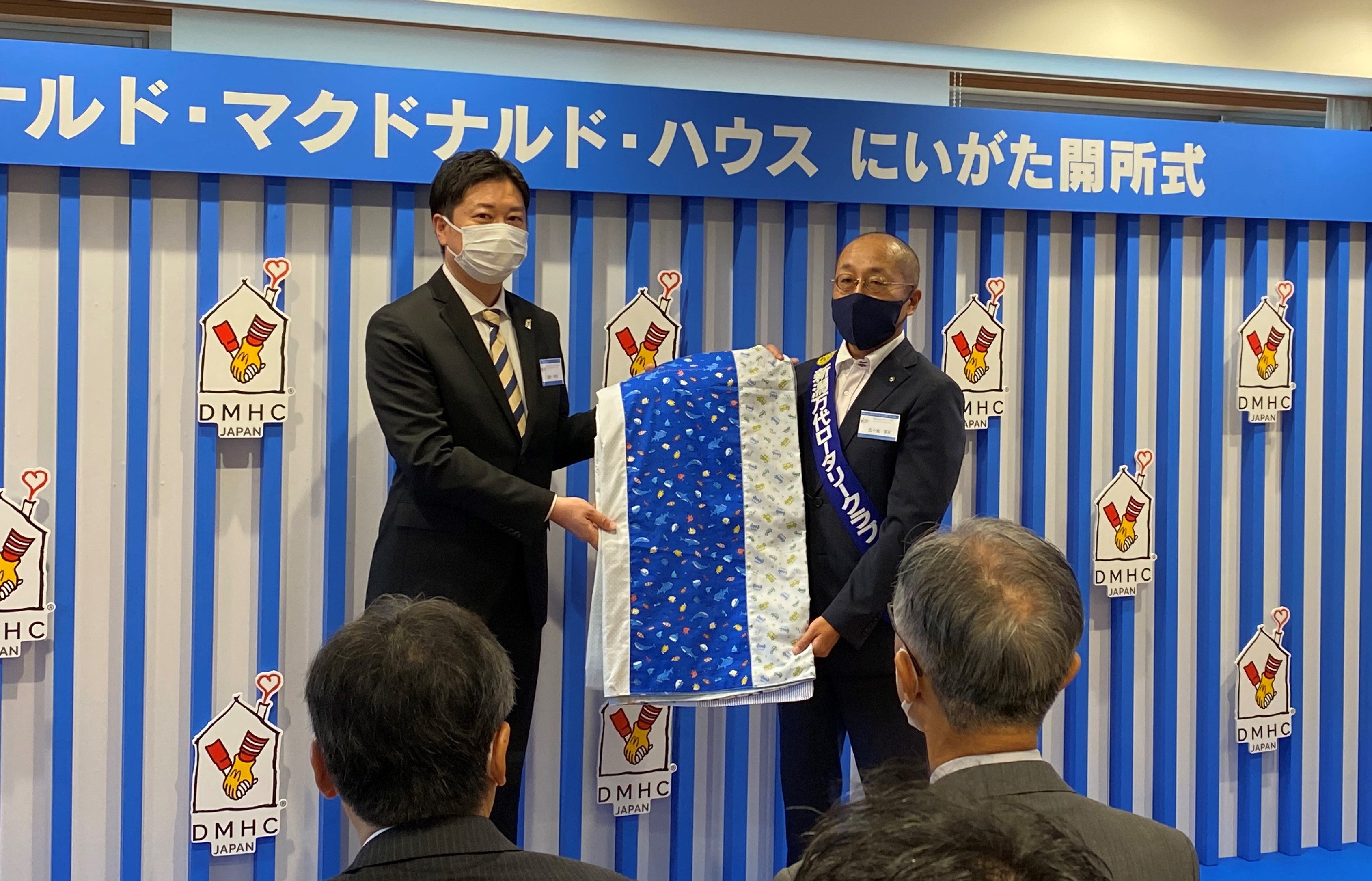 稲川ハウスマネージャー(写真向かって左)へ、ベッドカバー贈呈