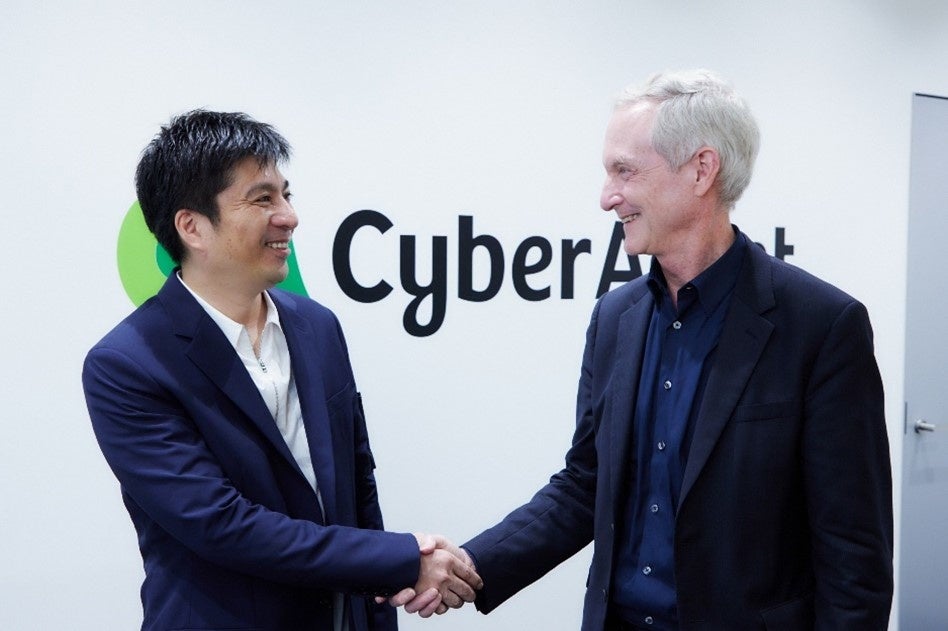 (藤田晋社長 (左) と握手する Tom Leighton)