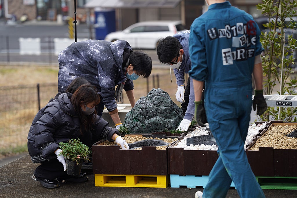 モジュールのお庭を設置する学生