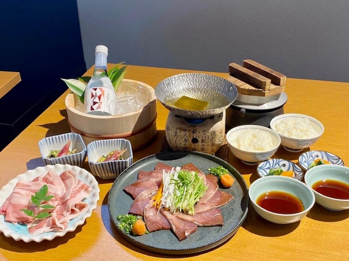 竈flamme炭三郎で提供する「とれたて、しぼりたてセット」