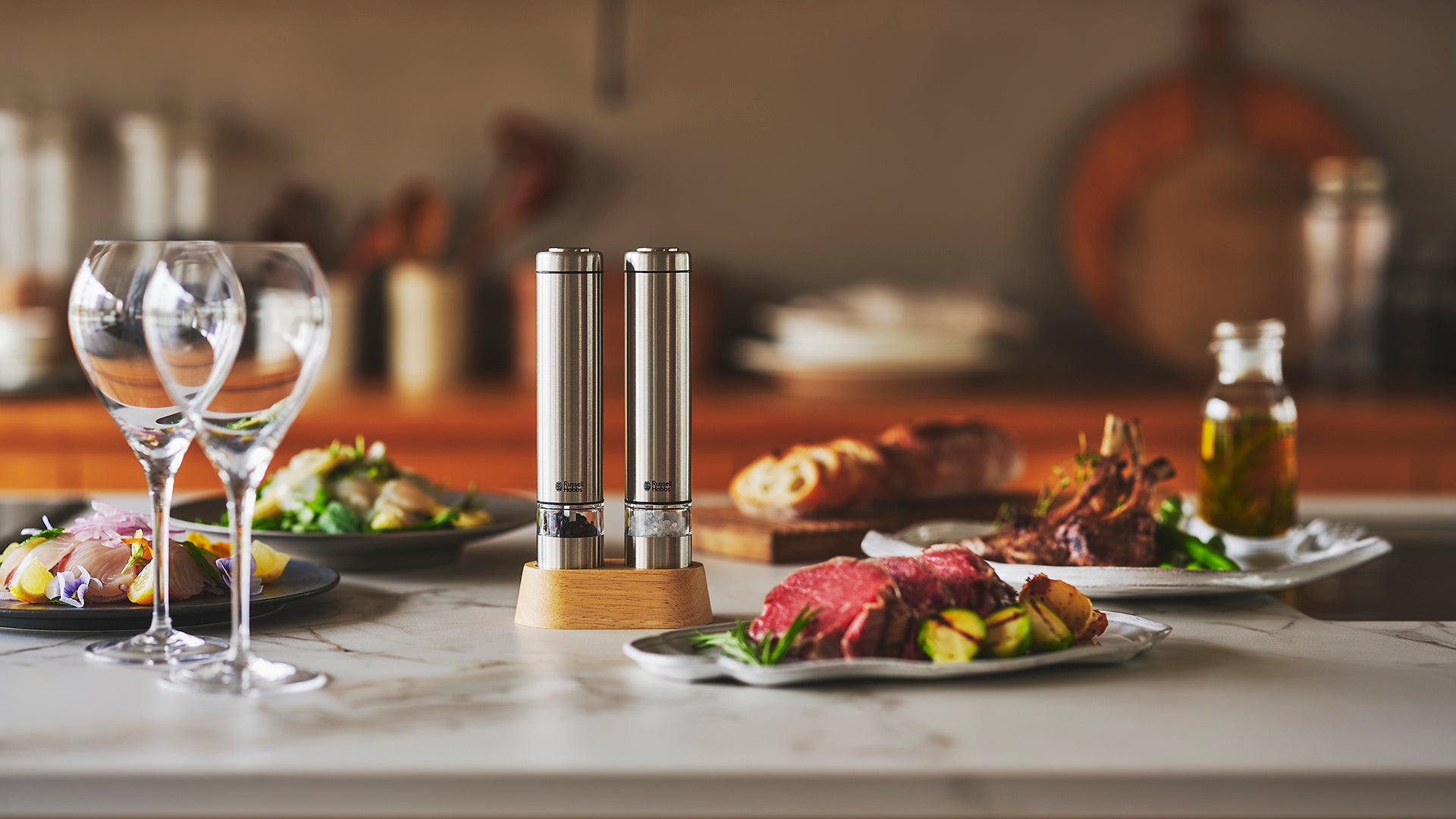 ハンディサイズでコンパクトなため、スペースをとりません。料理の仕上げにも便利なアイテムです。