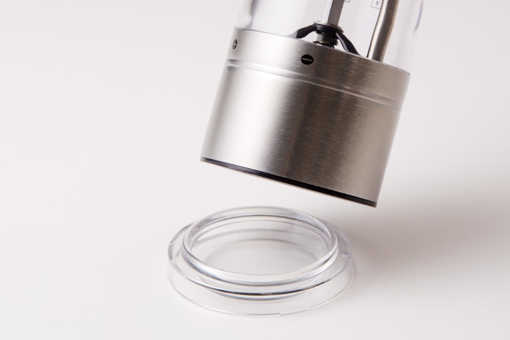 グラインダー部に残る細かい胡椒や塩 がテーブルなどに散って汚れないよう、 専用スタンドが付いています。