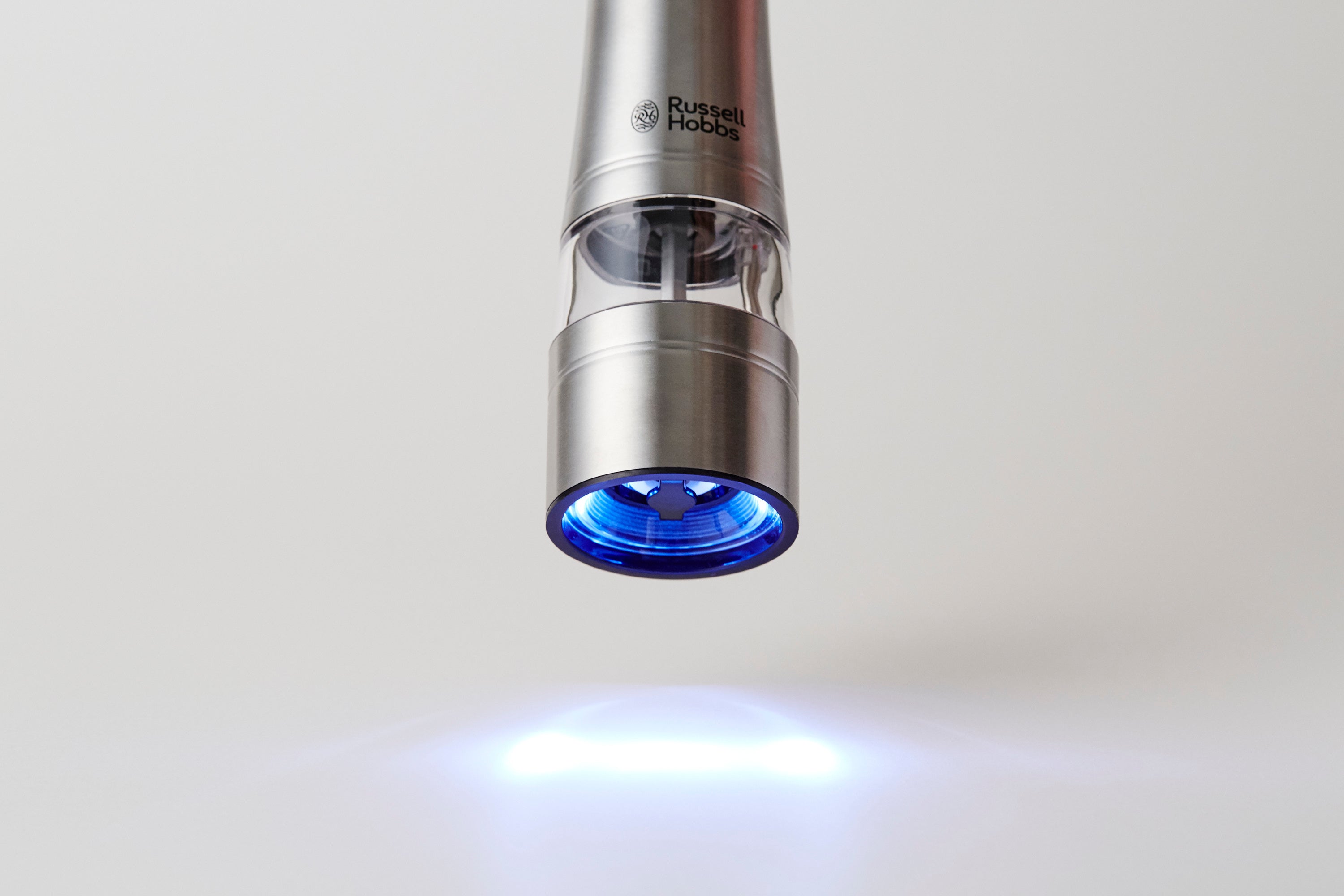 使用中はLEDライトが点灯。手元を明るく照らしてくれるからお料理中も分量が見やすく、便利に使えます。