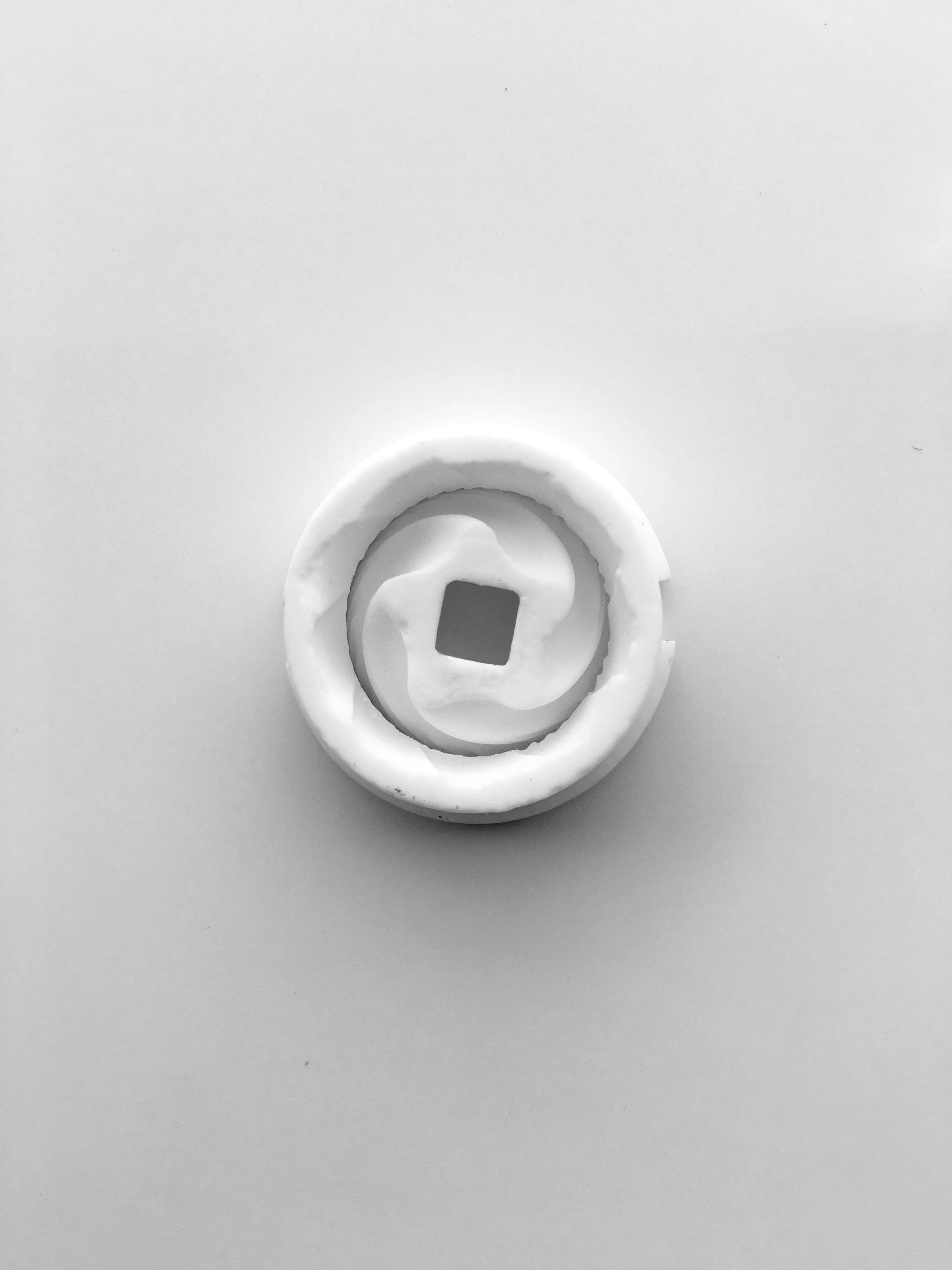 錆びの心配がなく、岩塩にも使用できる丈夫なセラミック製の刃を採用。また、摩擦熱が生じにくいため、熱で飛びやすい胡椒の香りを保ちます。