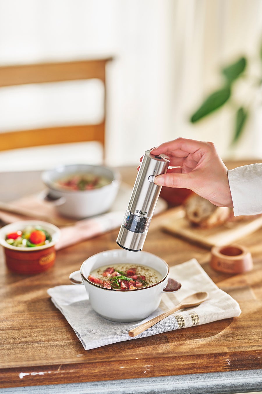 ★片手でワンプッシュ。 ミル側面のボタンを押すと、 電動で挽くことができます。