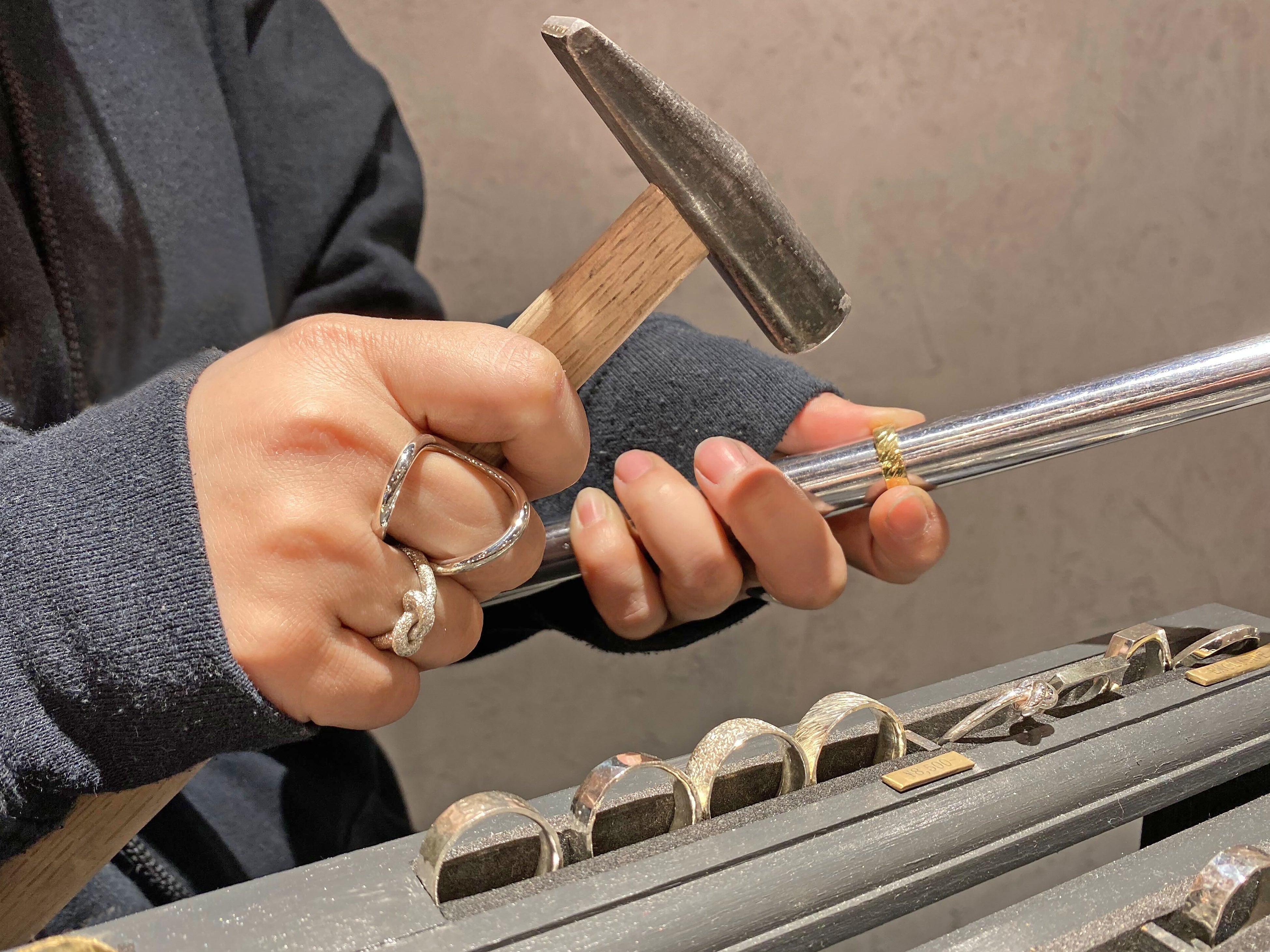 職人が目の前でオリジナルの指輪を手作りするMy Ring
