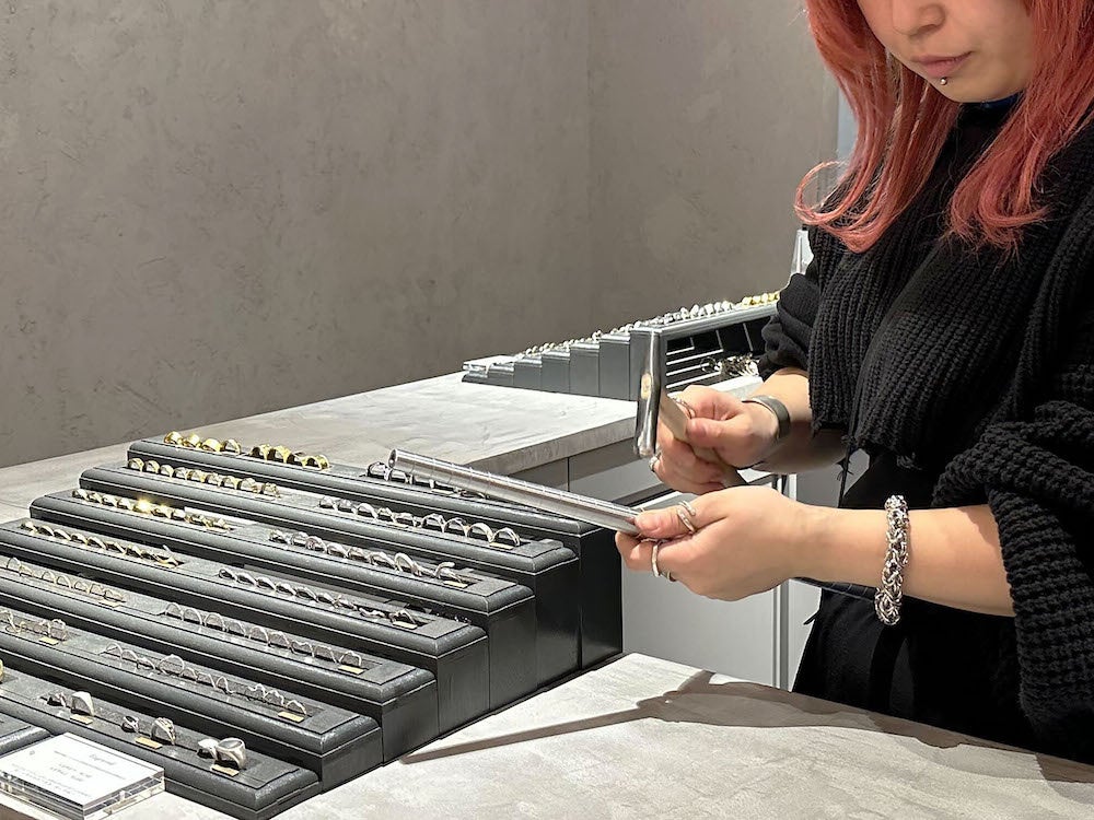 職人が目の前でオリジナルの指輪を手作りするMy Ring