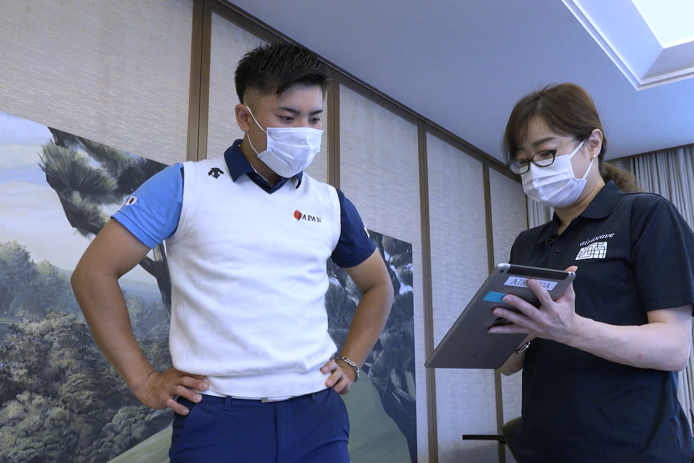 「マットレス・フィット」を実施し、体形に合った硬さパターンの寝具をお試しする蟬川選手