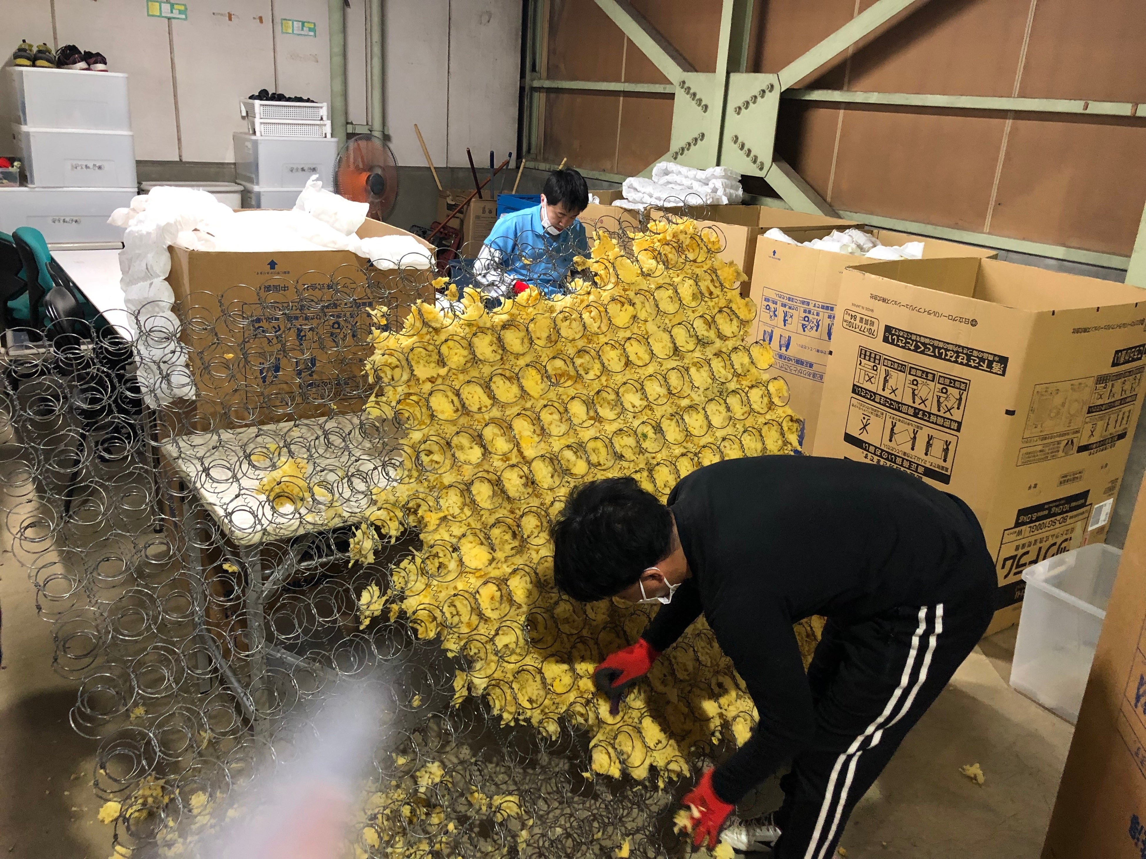 ▲ 従来型スプリングマットレス廃棄の様子