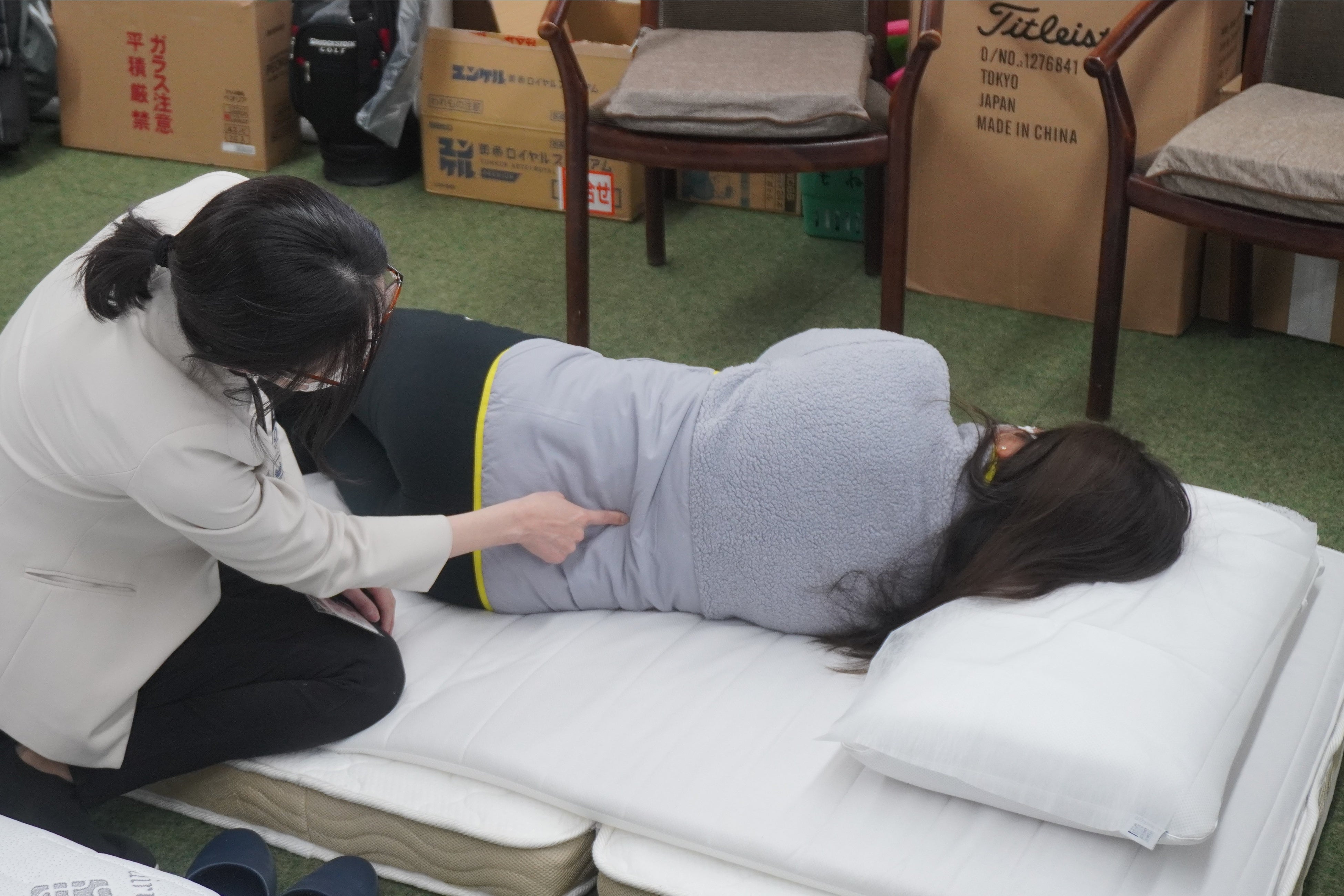 「肩回りが柔らかめ」にカスタマイズした寝具をお試しする稲見選手