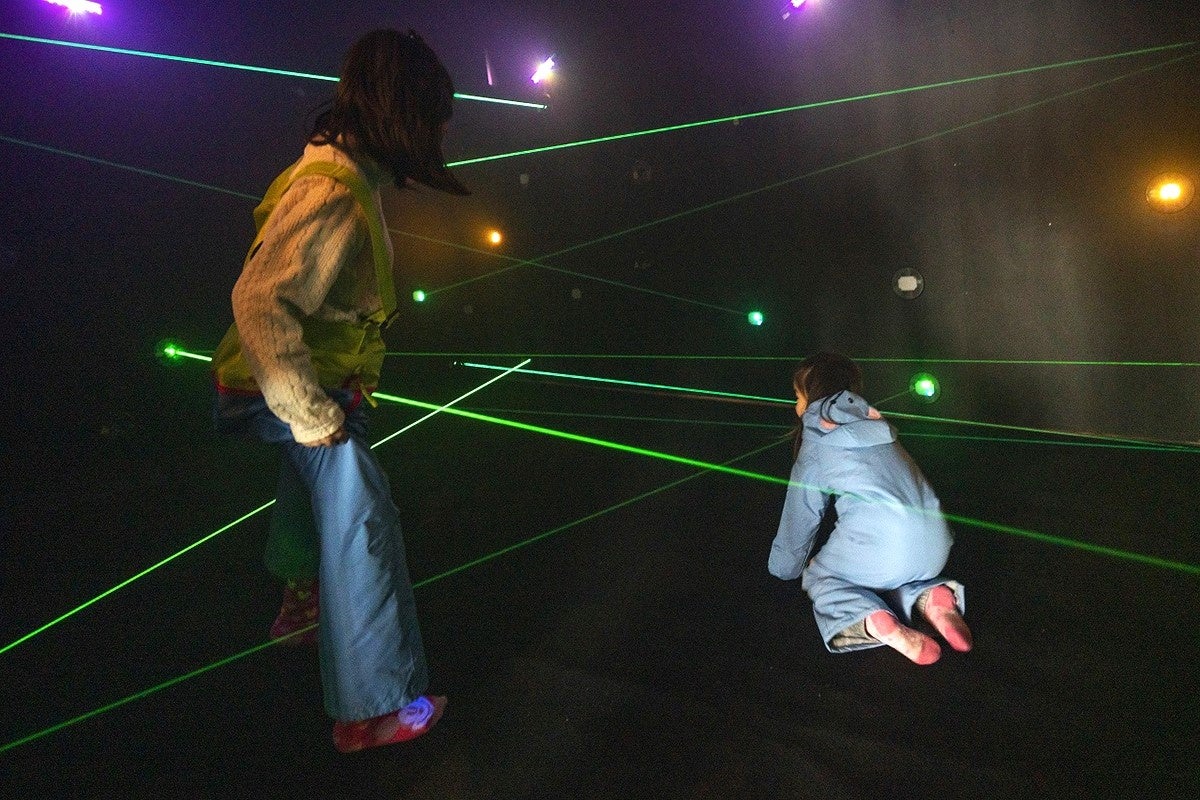 レーザーをくぐりぬけ脱出せよ！