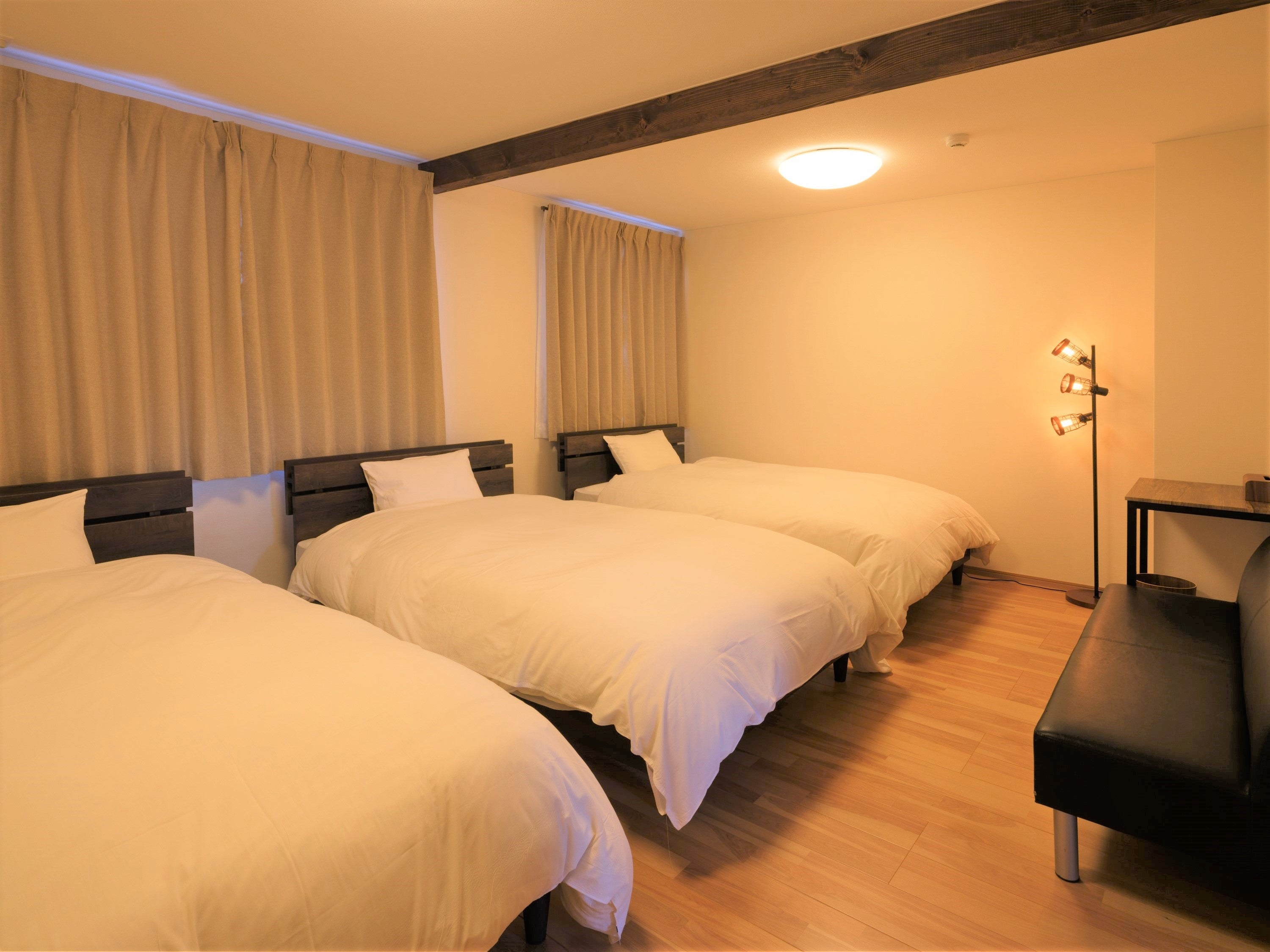 Bedroom A (セミダブルベッド）