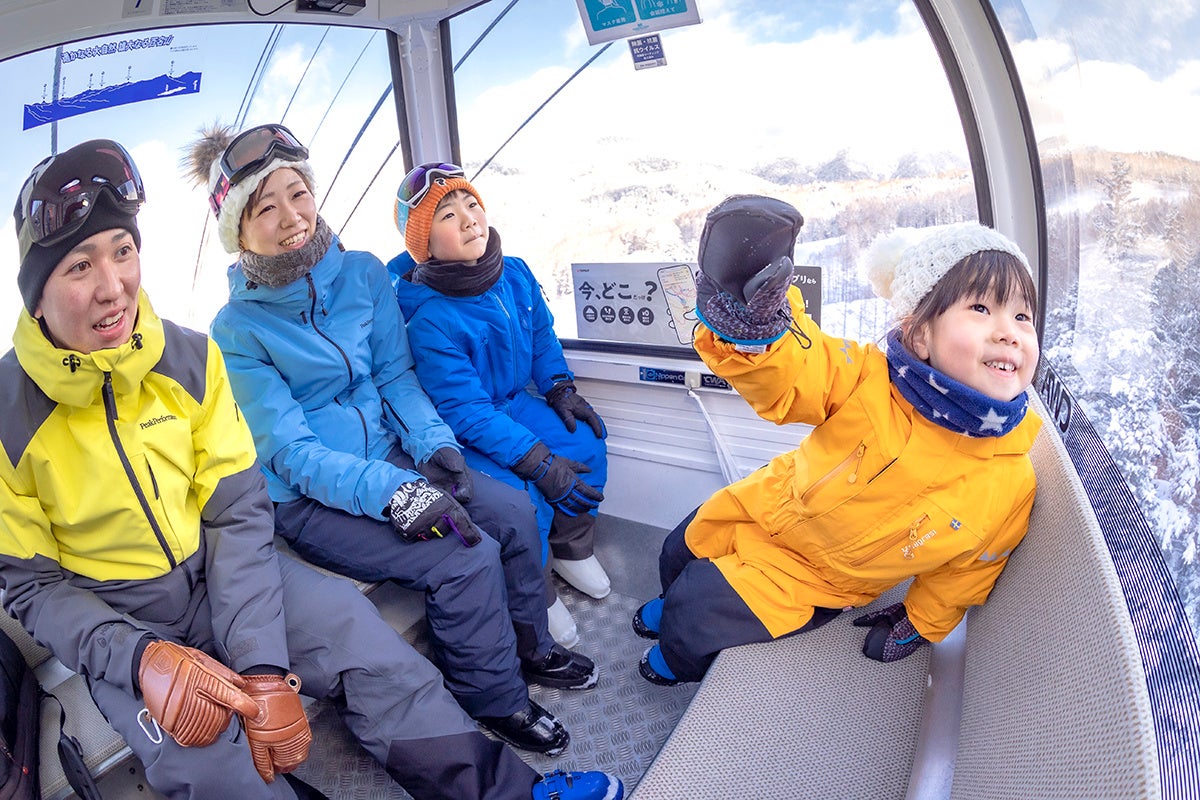 山頂まではゴンドラで!最長4,000m滑走
