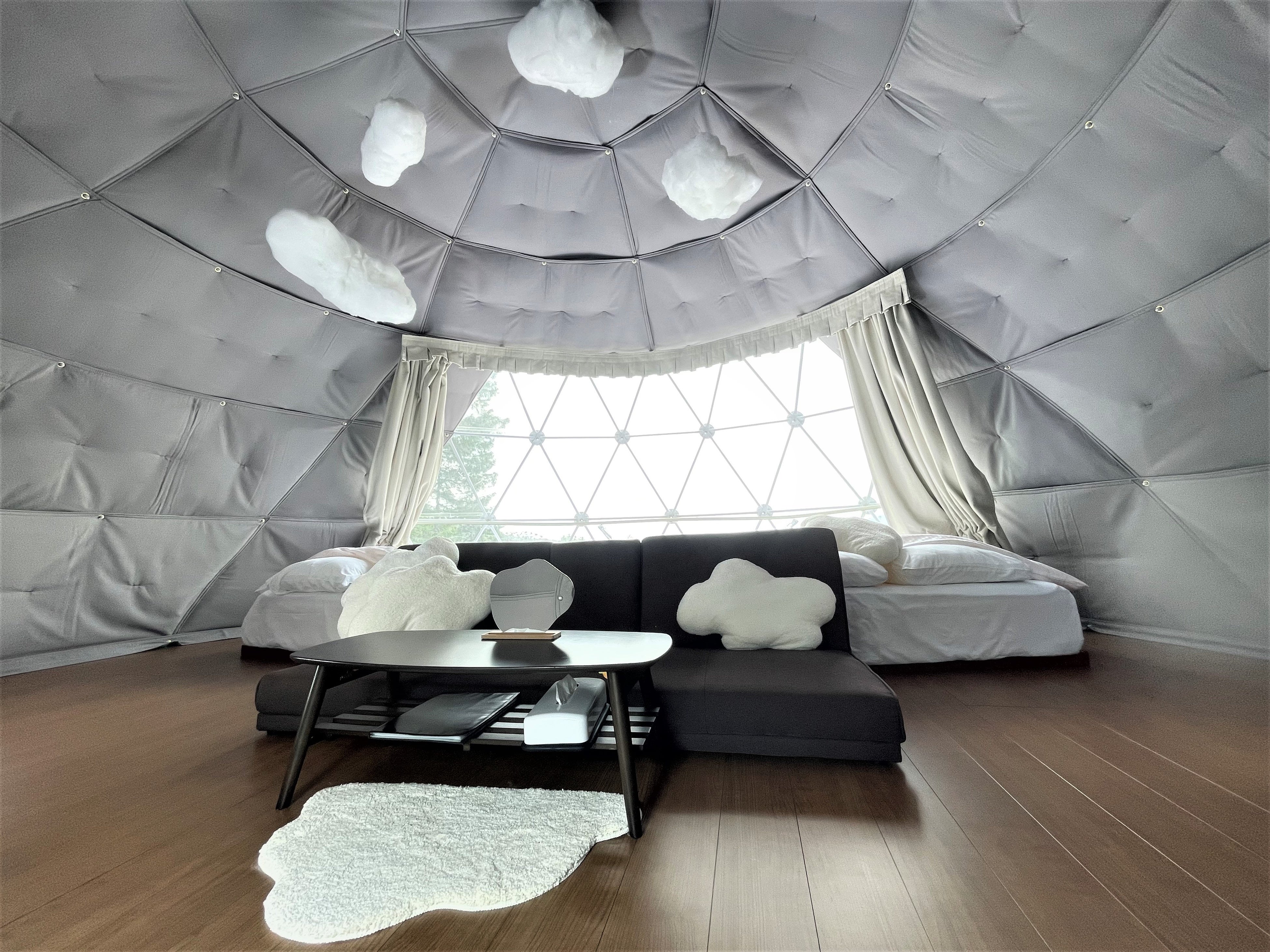 夢のようなピンクの雲の羽根の熱気球エリアラグ。柔らかく洗える滑り