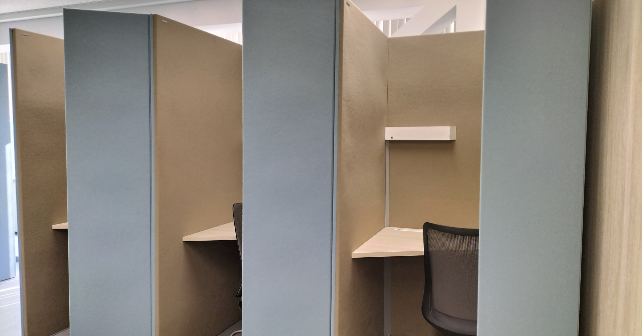 各ブースにコンセント、電気なども完備しています。