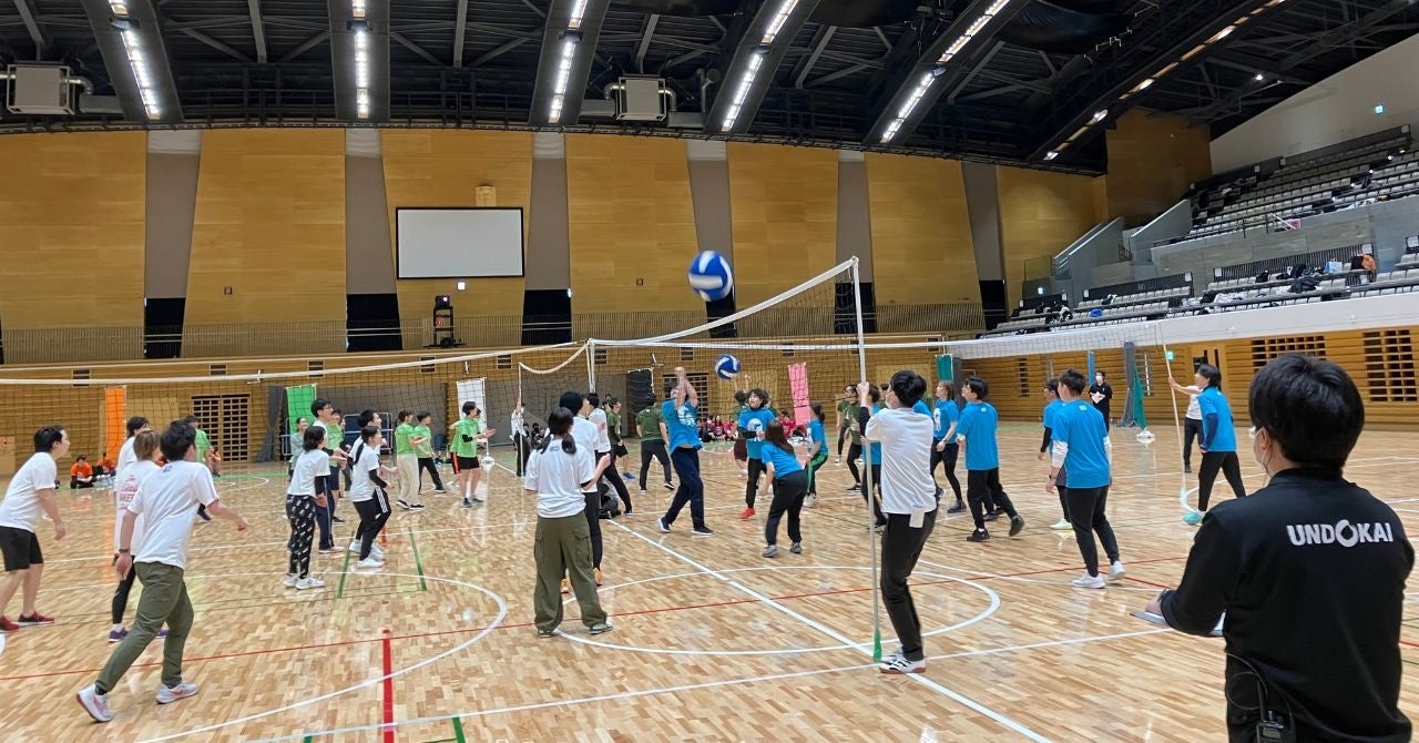 大きなボールをつなぐジャイアントバレー