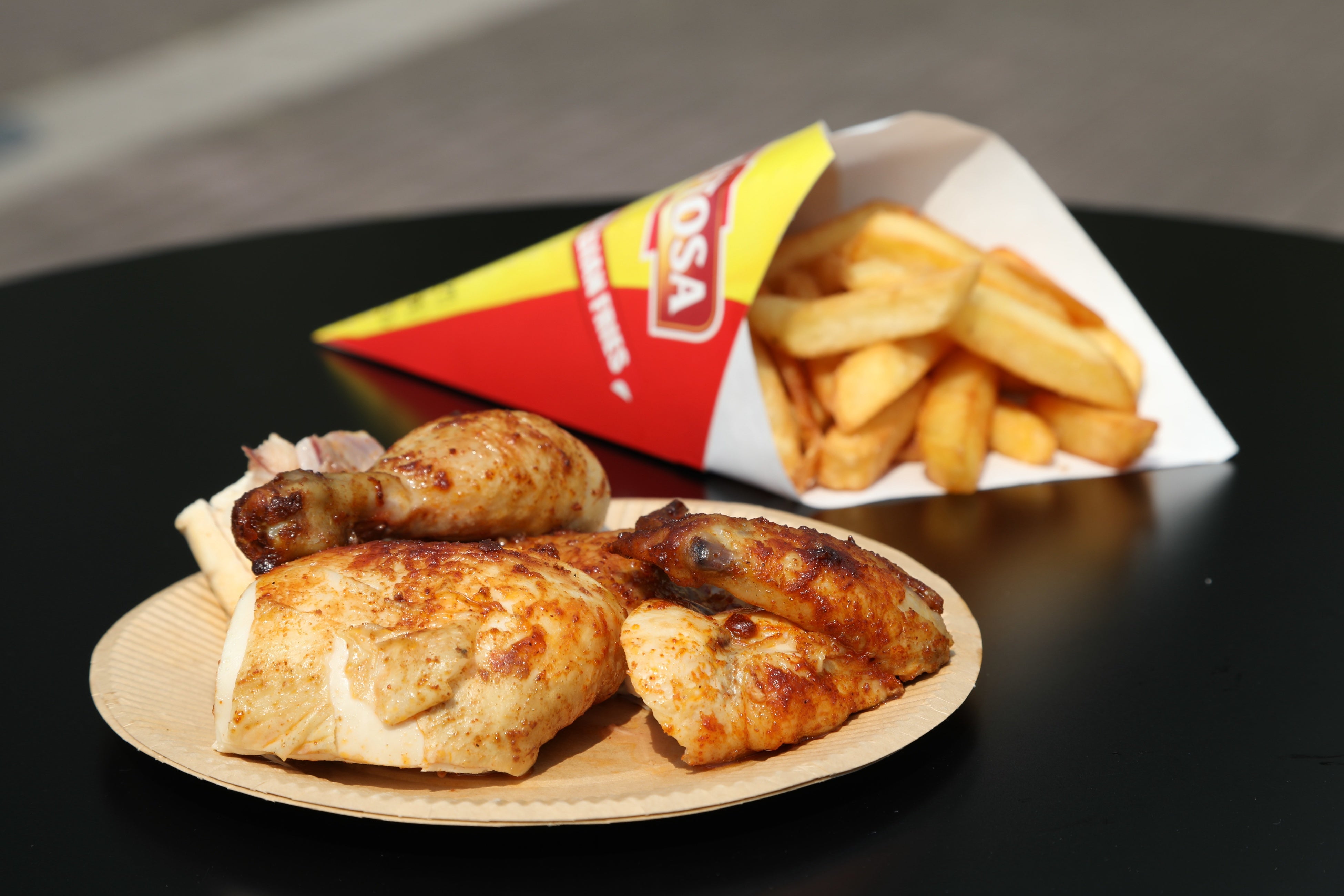 人気のフリッツとロティサリーチキン