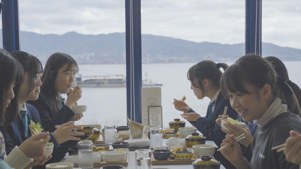 海を眺めるロケーションでの昼食（イメージ）