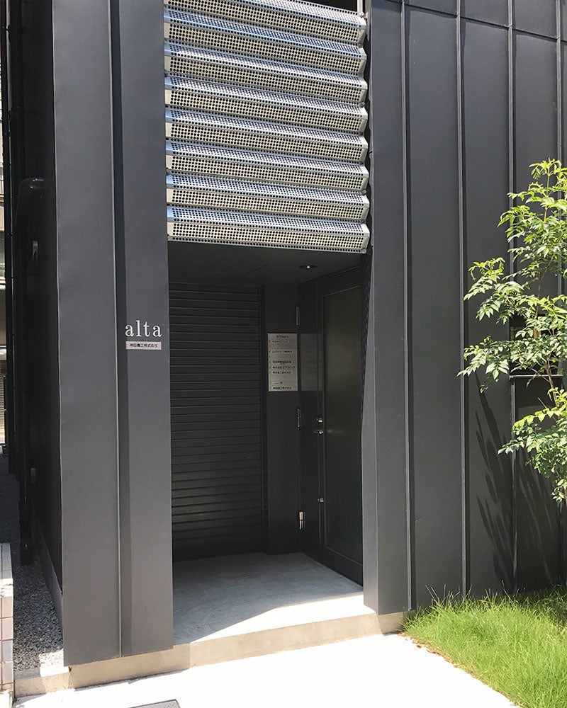 JR神田駅東口から徒歩5分の立地の良い場所にあります。