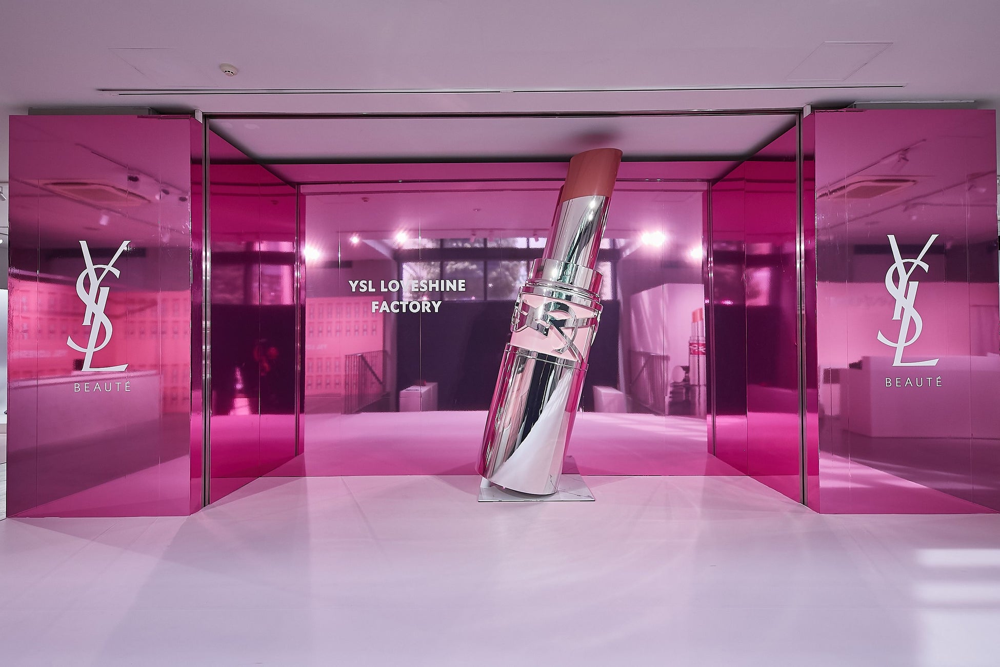 YSL LOVESHINE FACTORY ポップアップイベント会場の様子