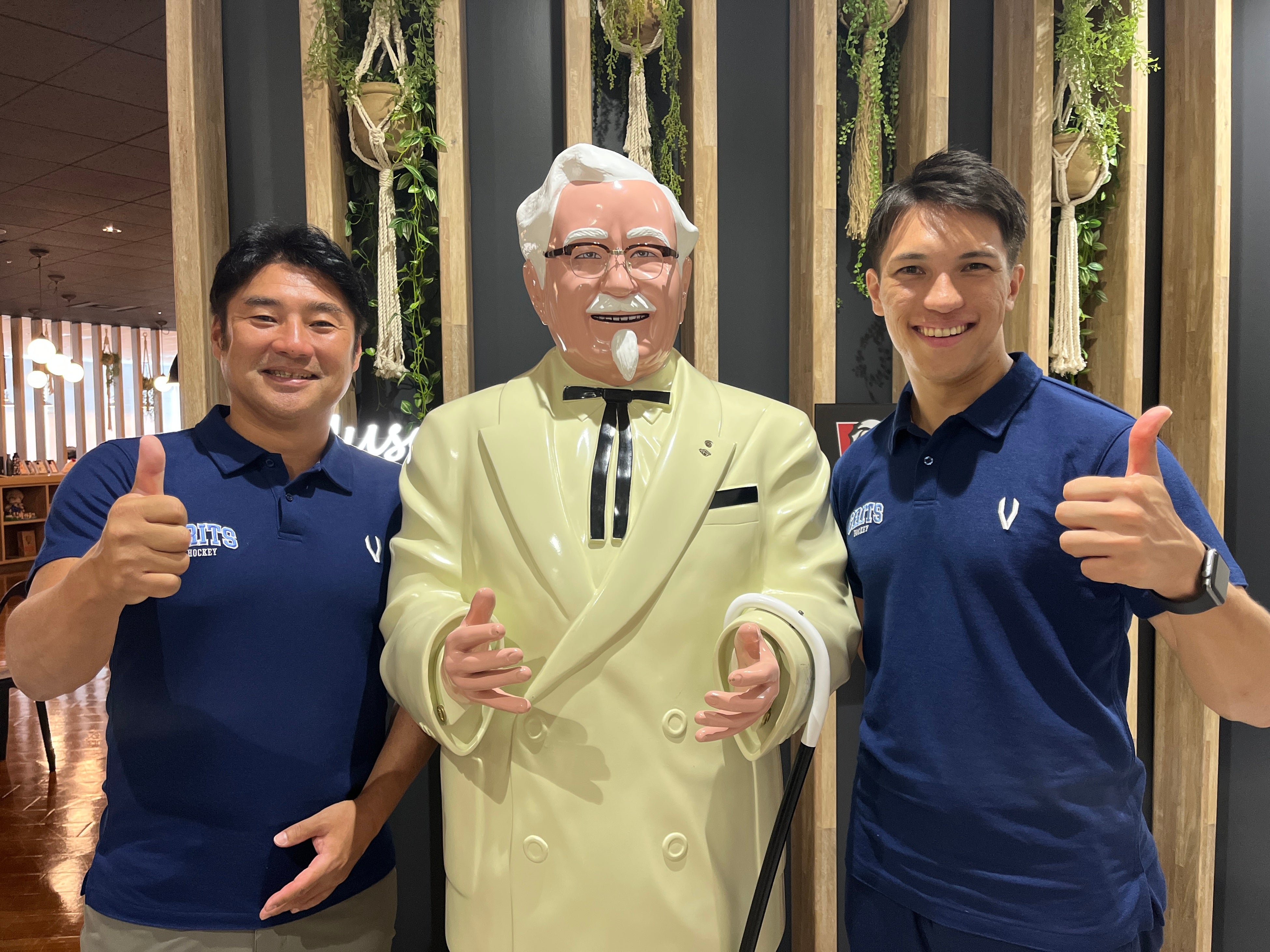 浅沼芳征監督(左)と#61鈴木ロイ選手(右)