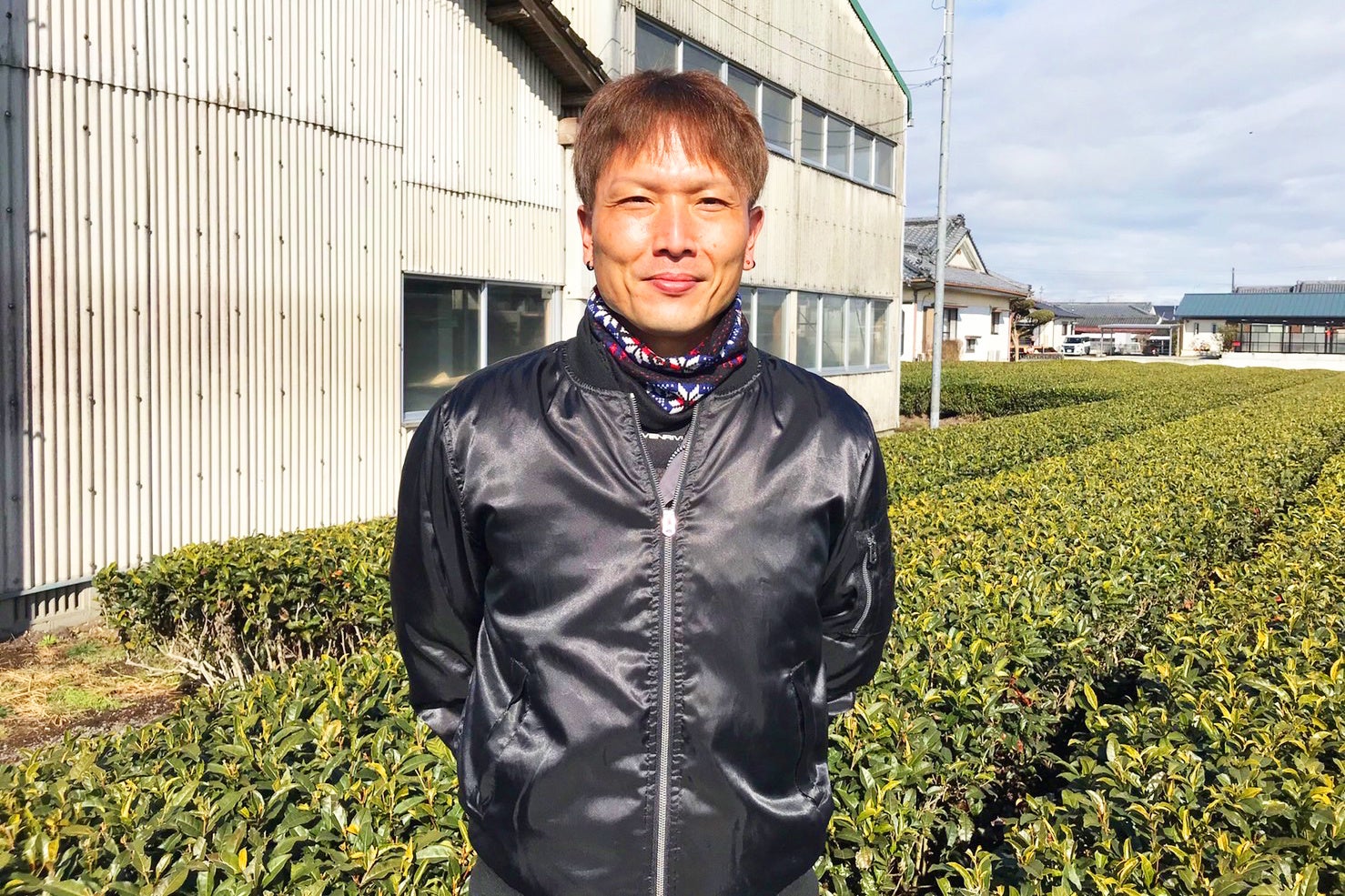 『宮崎チャバコ』原料生産者の「大石製茶」大石修作氏は、宮崎県内最大の茶園面積を誇る都城市で代々お茶を育成。全国茶品評会をはじめお茶の分野で数々のアワードを獲得