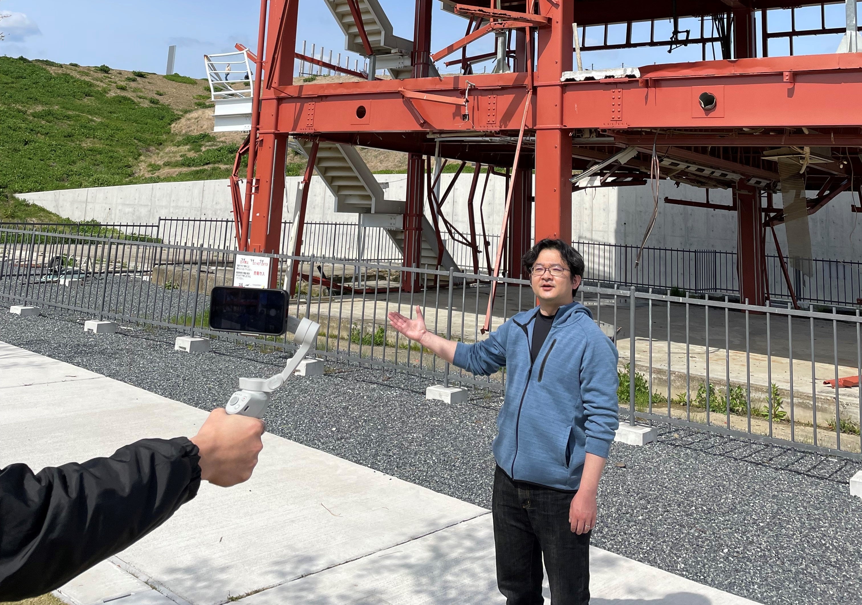 震災遺構の防災対策庁舎の前から中継