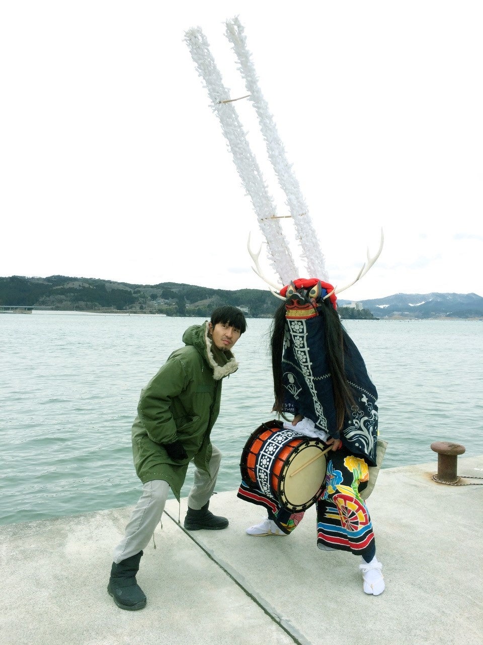 Ⓒ浅田政志「みんなで南三陸」より 『日の出のきれいな高台に みんなで畑作ったの。』 撮影参加者 波伝谷仮設住宅のみなさん 撮影日 2014年7月29日