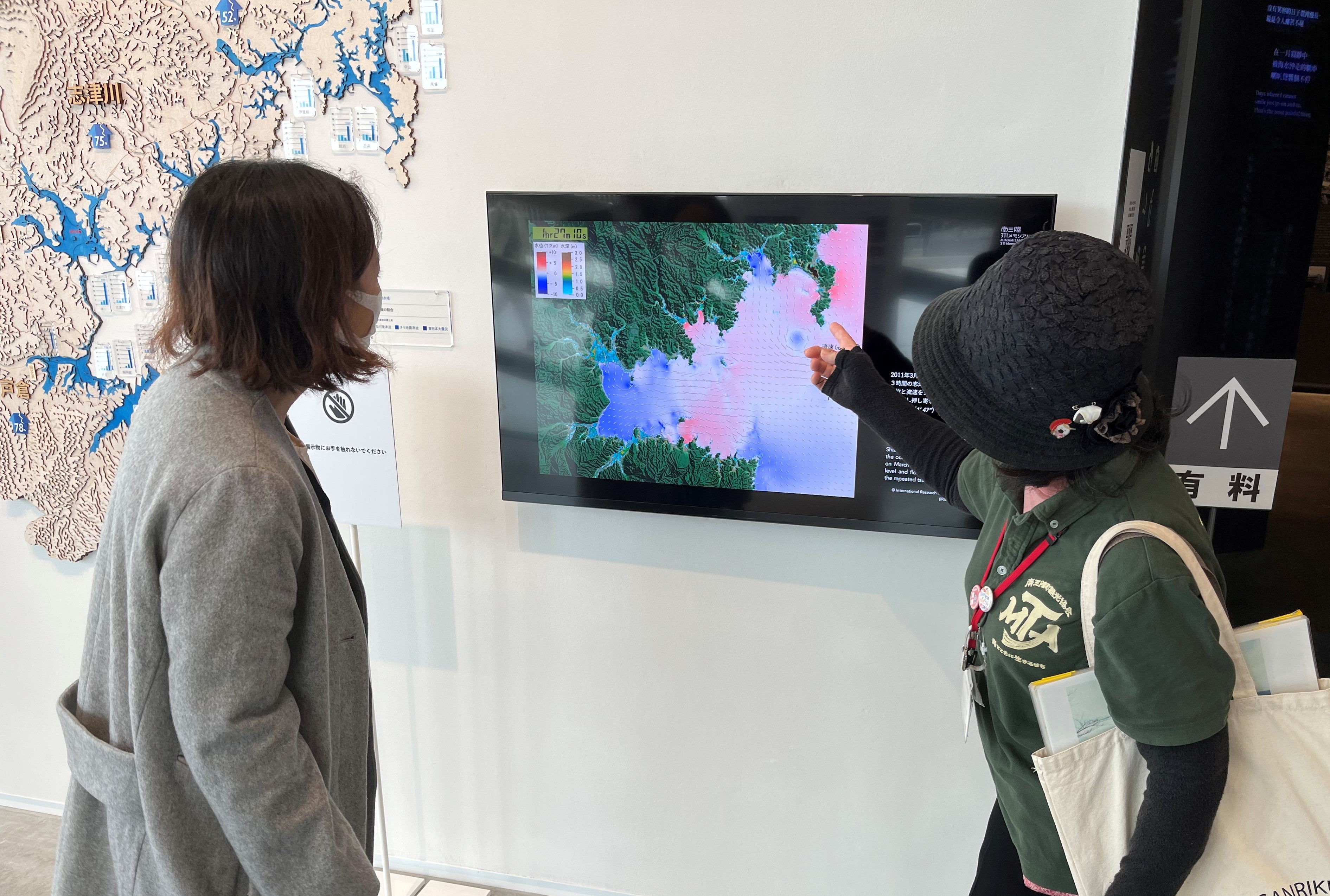 南三陸311メモリアル内でガイドしている様子