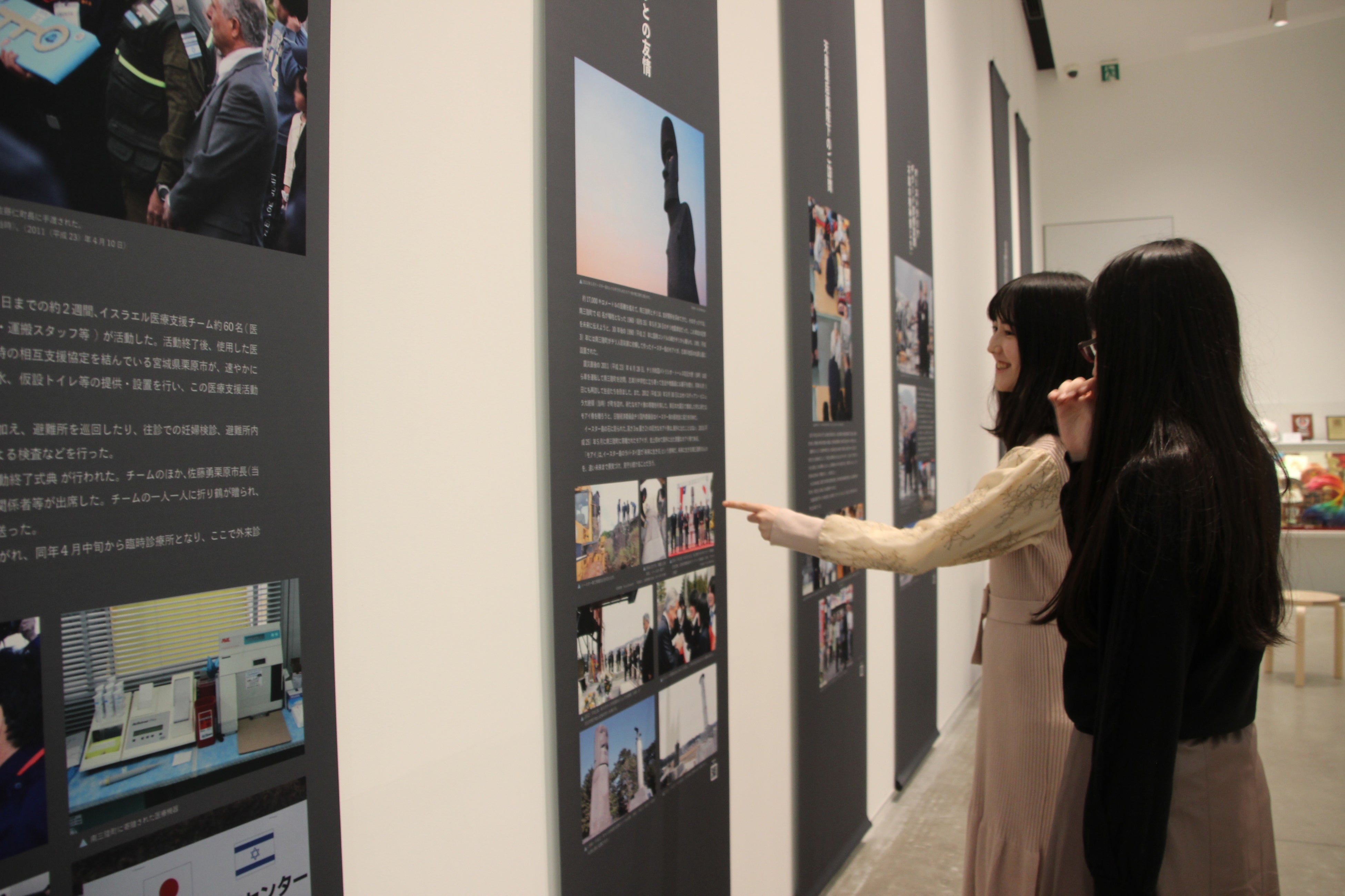 館内で展示バナーを読み込む学生