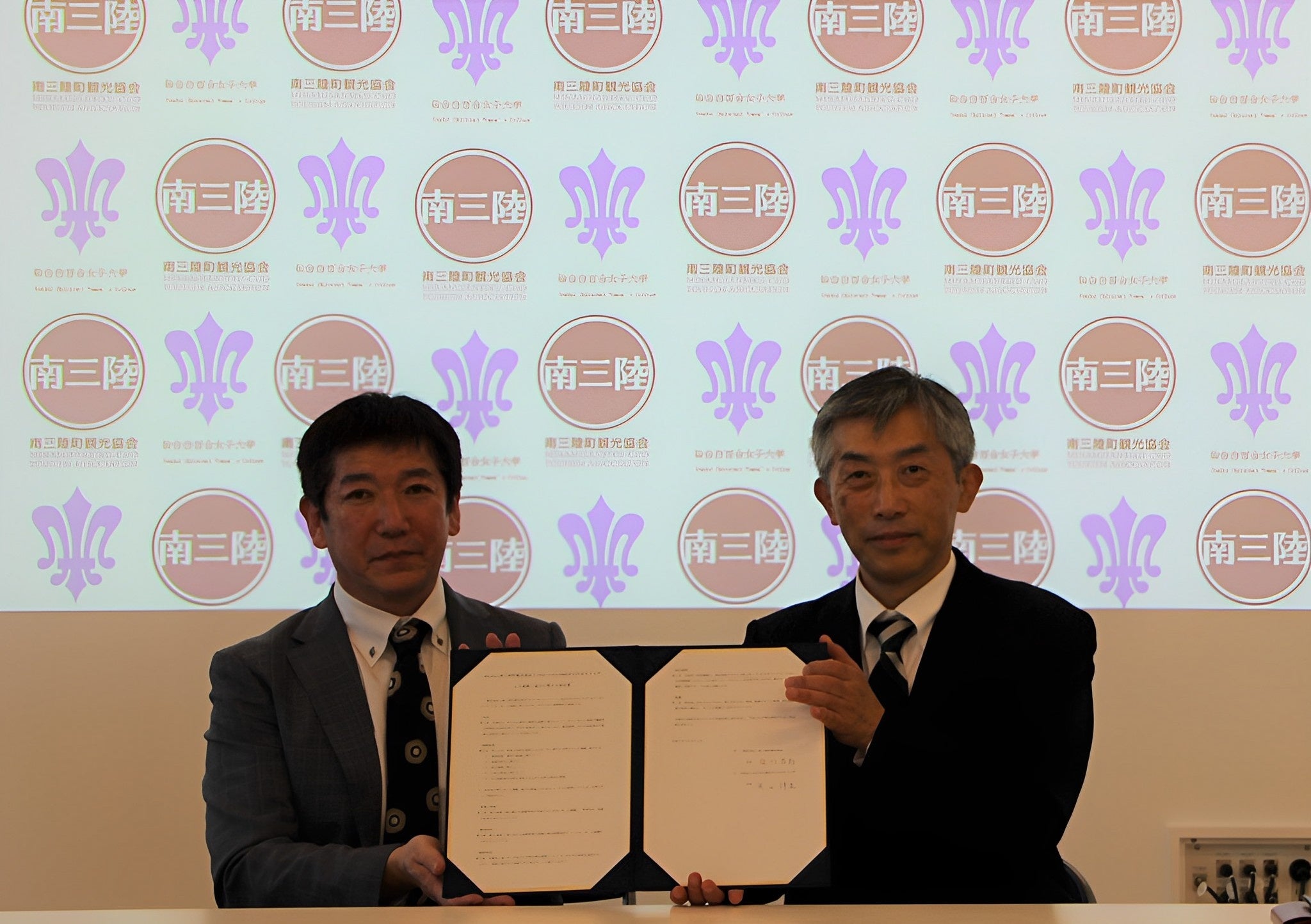 （左）一般社団法人南三陸町観光協会会長及川吉則（右）仙台白百合女子大学学長矢口洋生