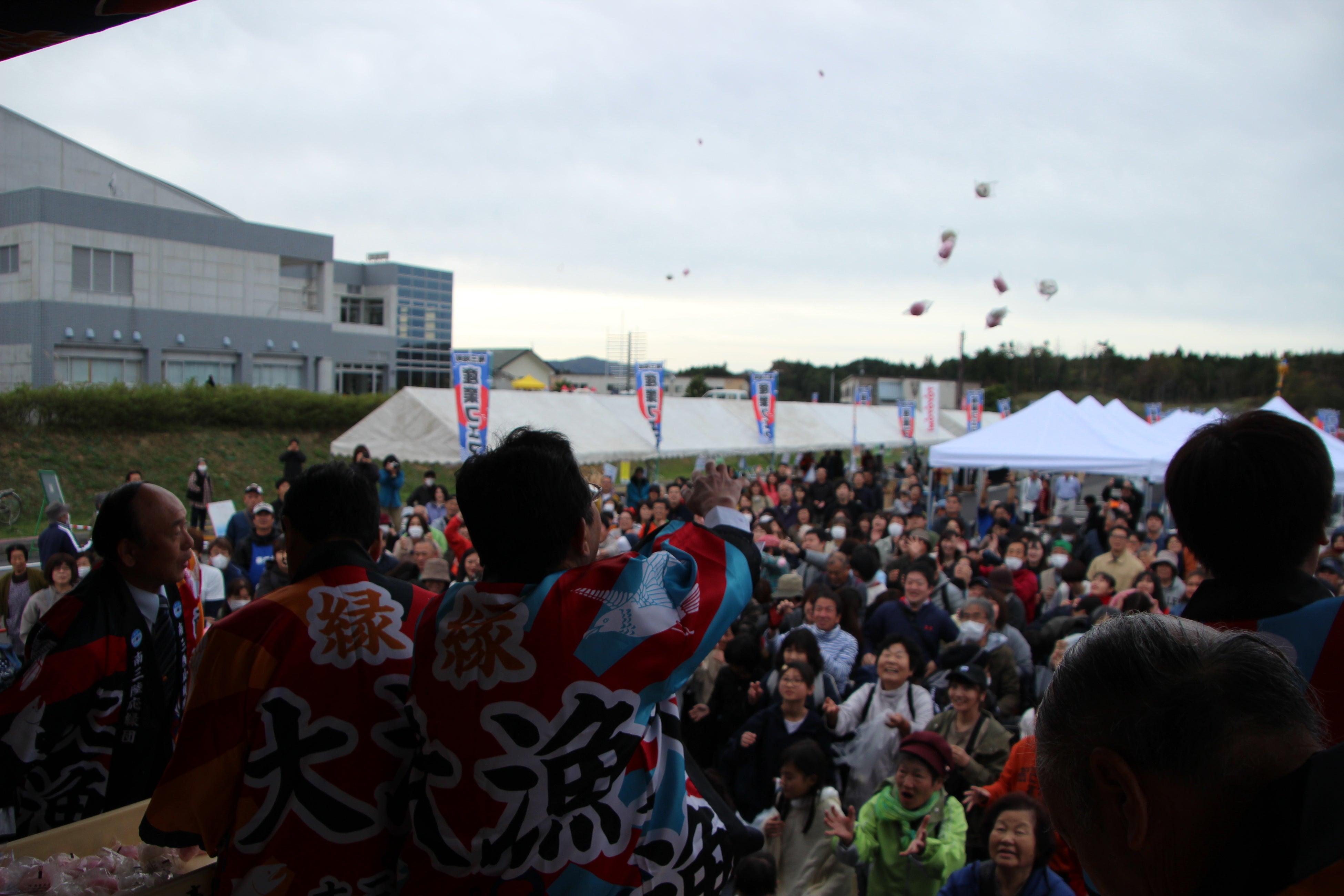 餅まき大会の様子